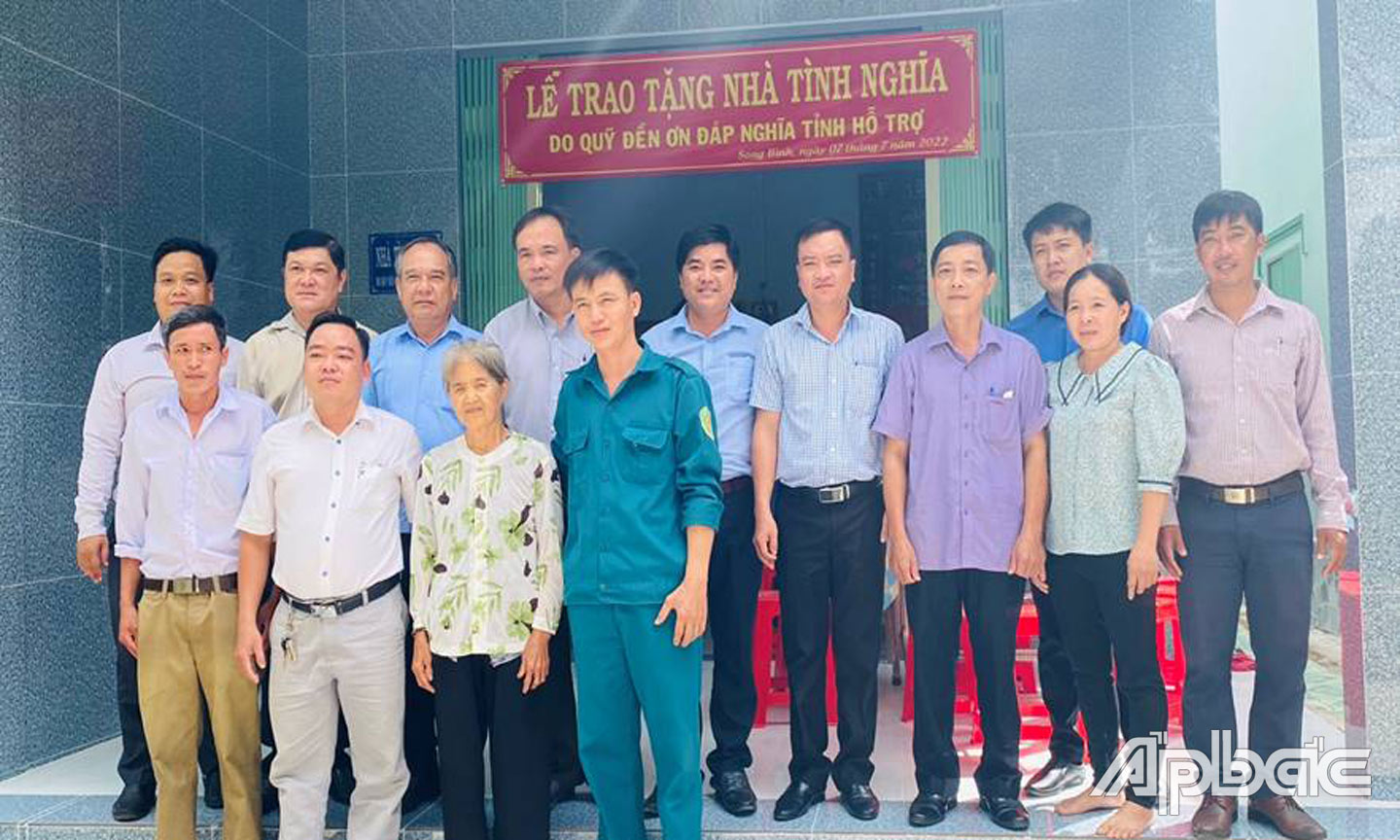 Trao nhà tình nghĩa cho gia đình bà Trương Thị Sáu là con liệt sĩ ở xã Song Bình.