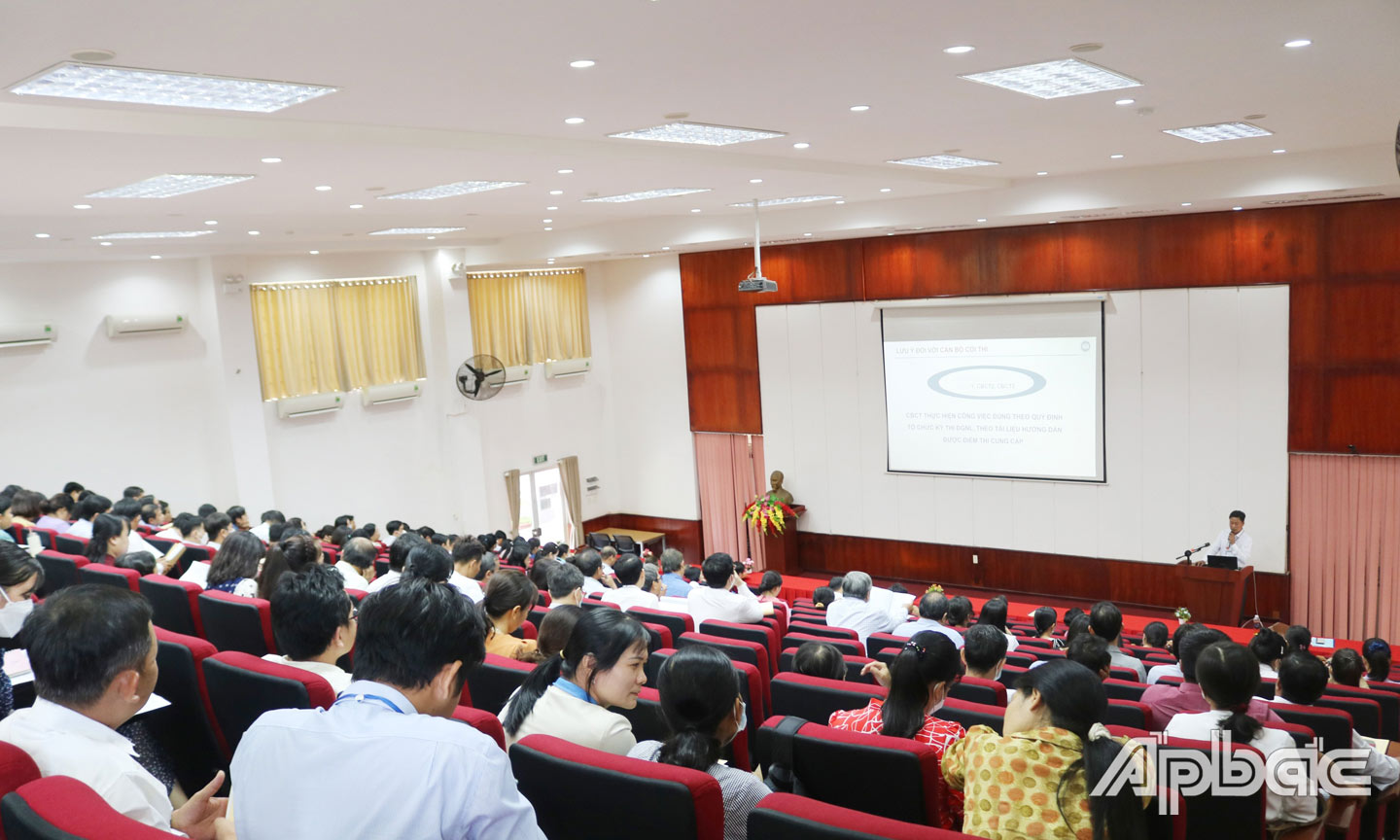  Trường Đại học Tiền Giang đã tổ chức tập huấn nghiệp vụ coi thi cho cán bộ tham gia coi thi tại Kỳ thi ĐGNL nhằm  đảm bảo cho công tác coi thi và tổ chức thi diễn ra an toàn, đúng quy định.                                                                               Ảnh: LÊ TÂN