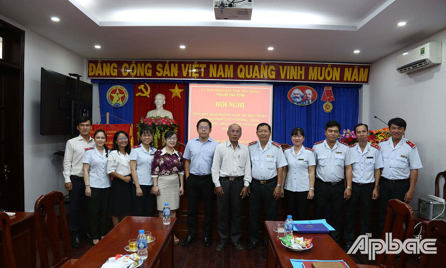 BTC chụp ảnh lưu niệm.