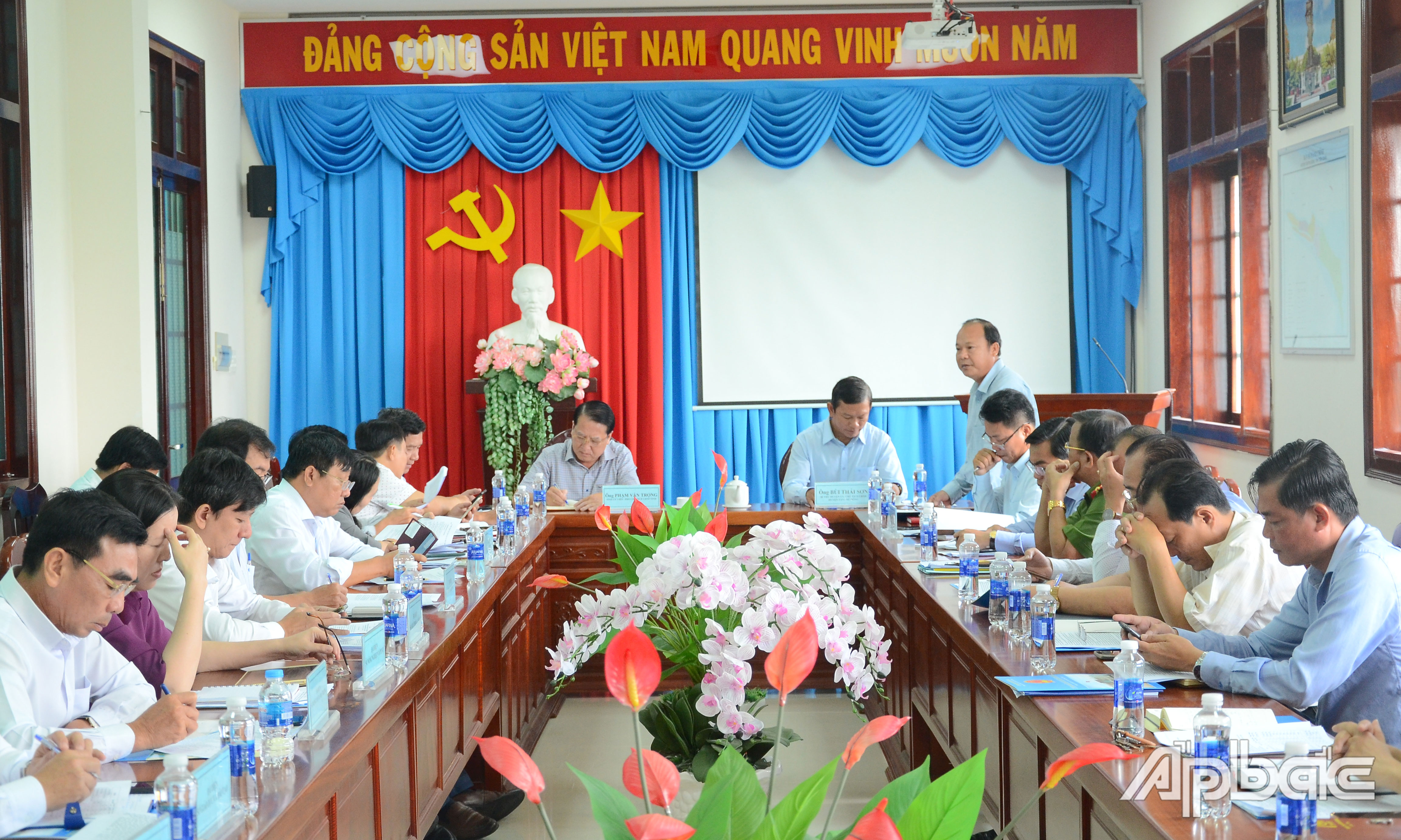 Quang cảnh buổi làm việc.