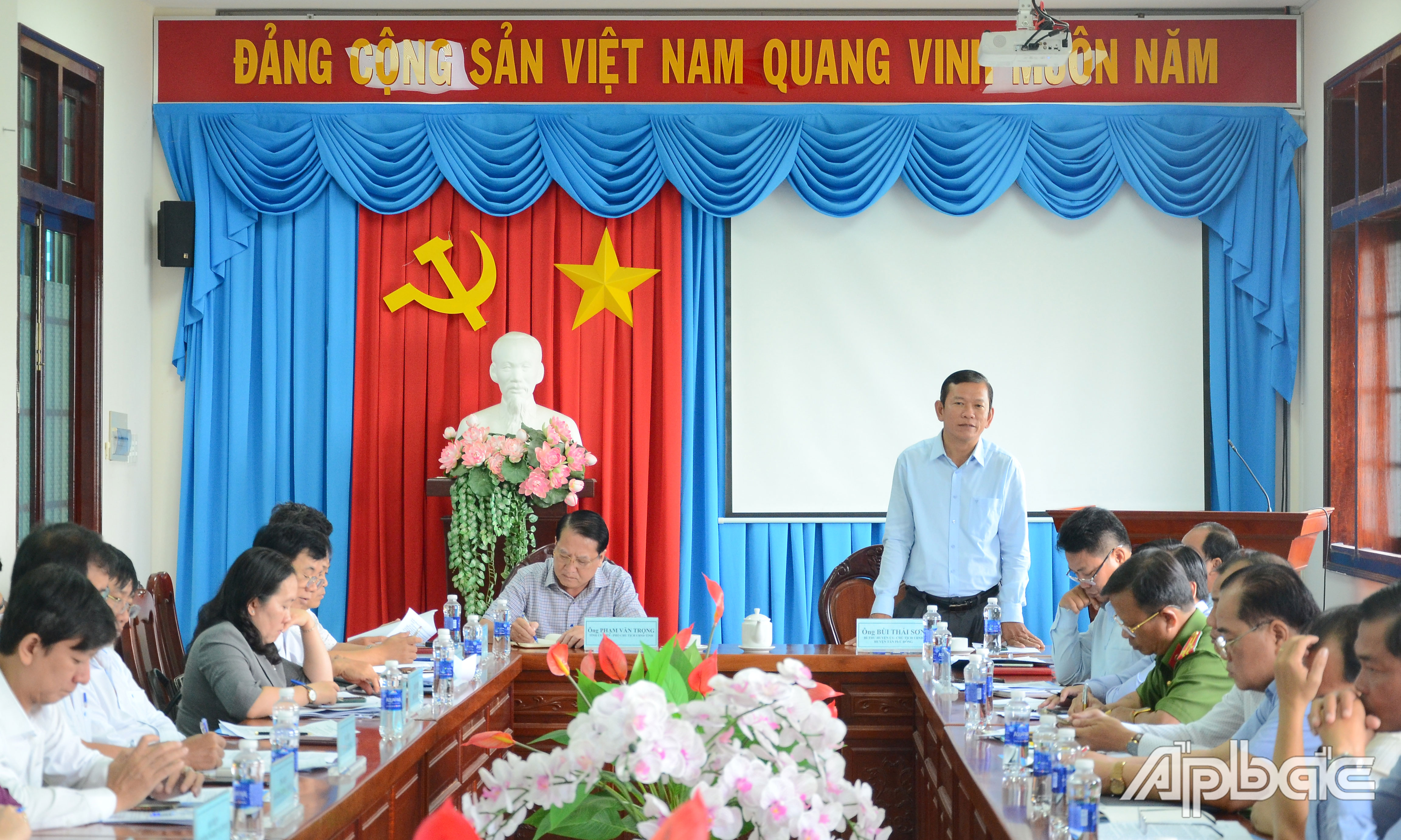 Bí thư Huyện ủy, Chủ tịch UBND huyện Tân Phú Đông Bùi Thái Sơn phát biểu tại buổi làm việc.