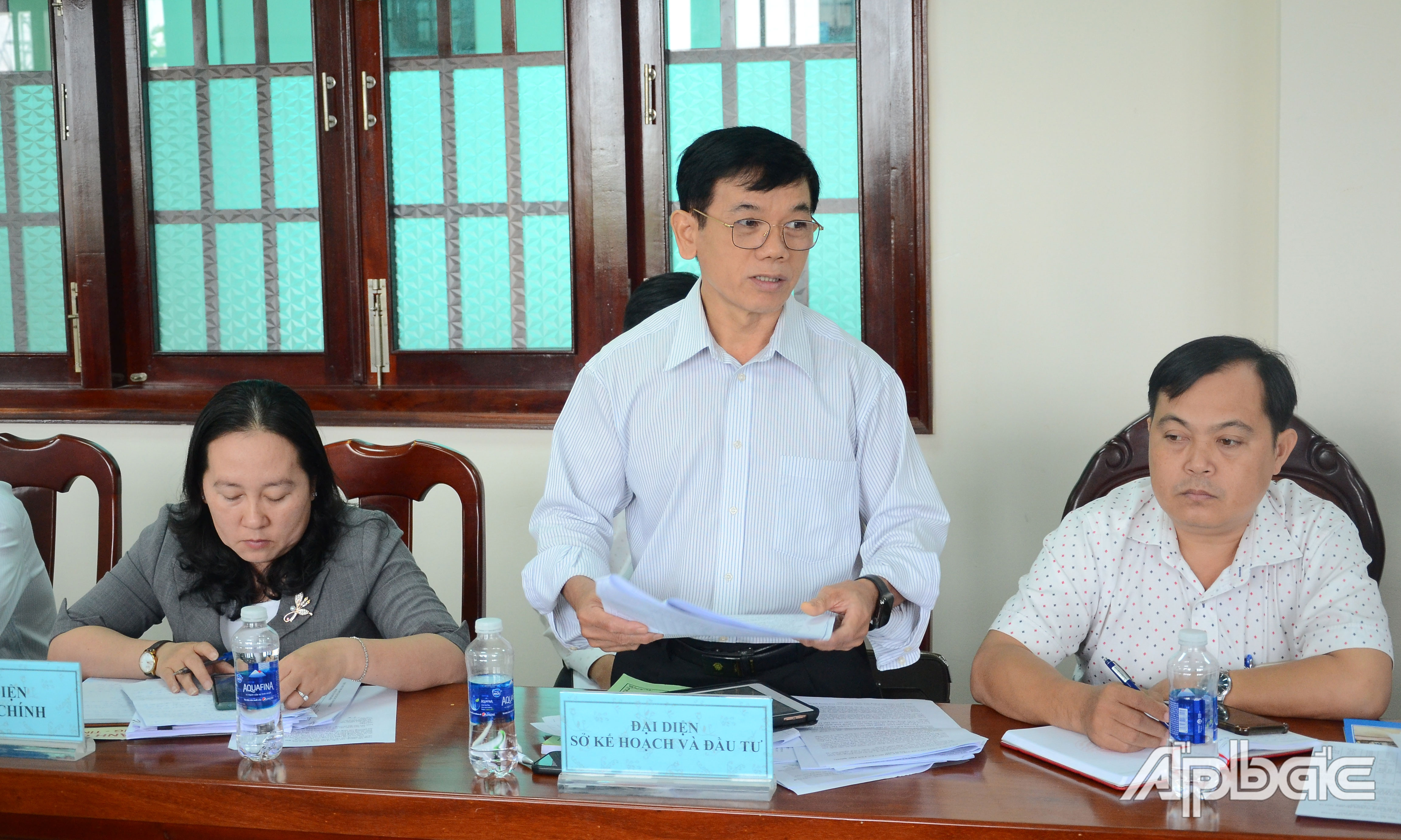 Lãnh đạo các sở, ngành phát biểu ý kiến.