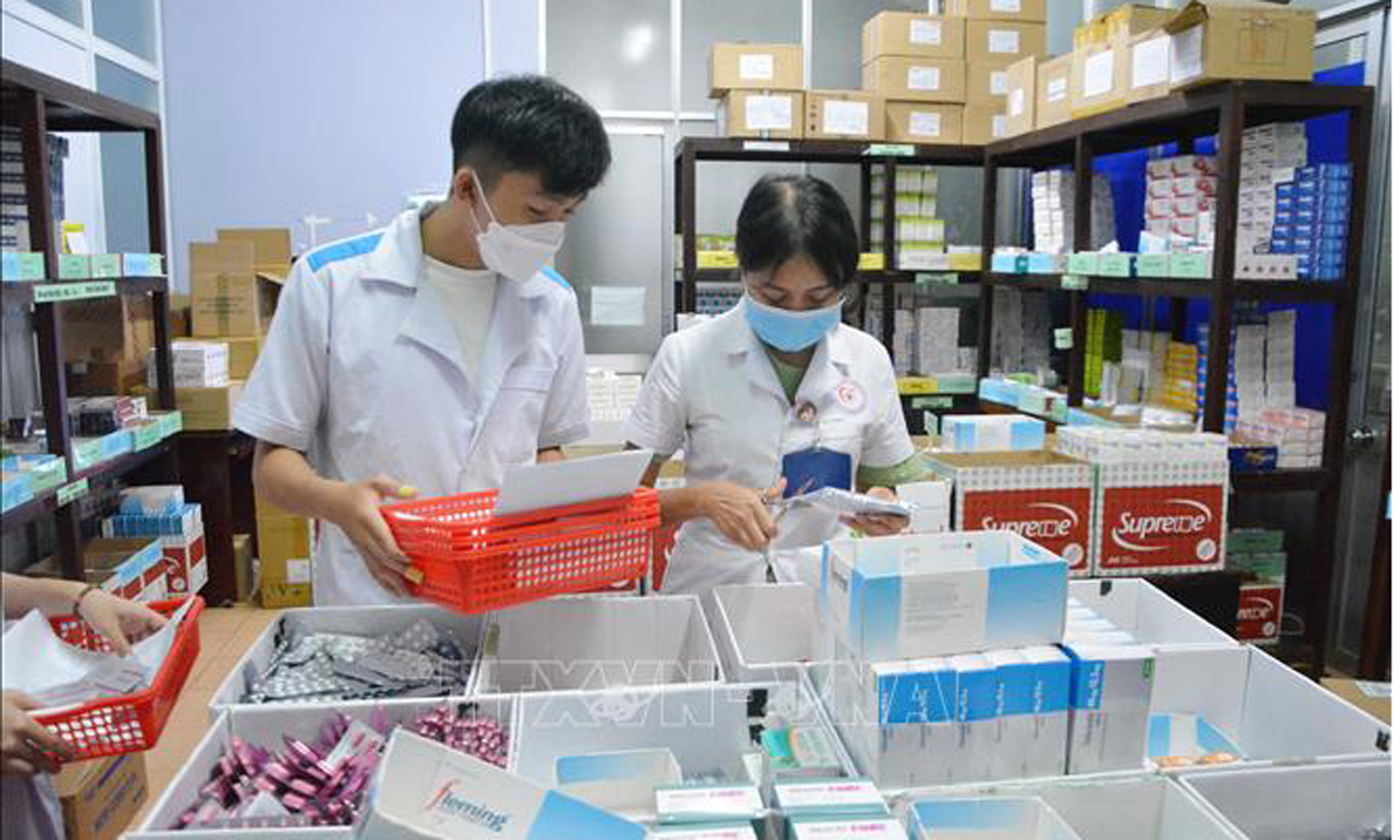 Nhiều đơn vị gặp phải tình trạng thiếu thuốc và khó khăn trong công tác đấu thầu mua sắm thuốc. Ảnh: TTXVN