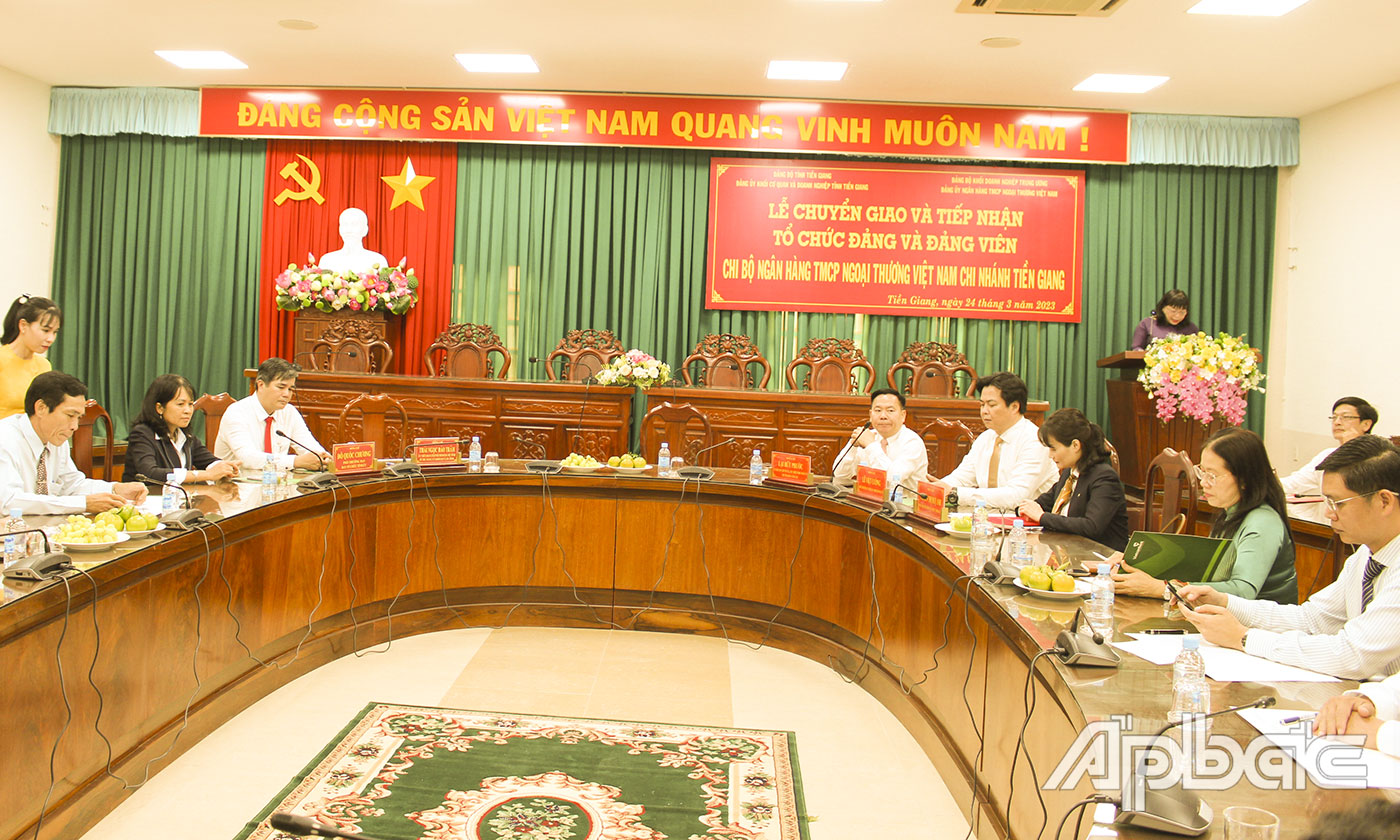 Quang cảnh buổi lễ chuyển giao và tiếp nhận. 