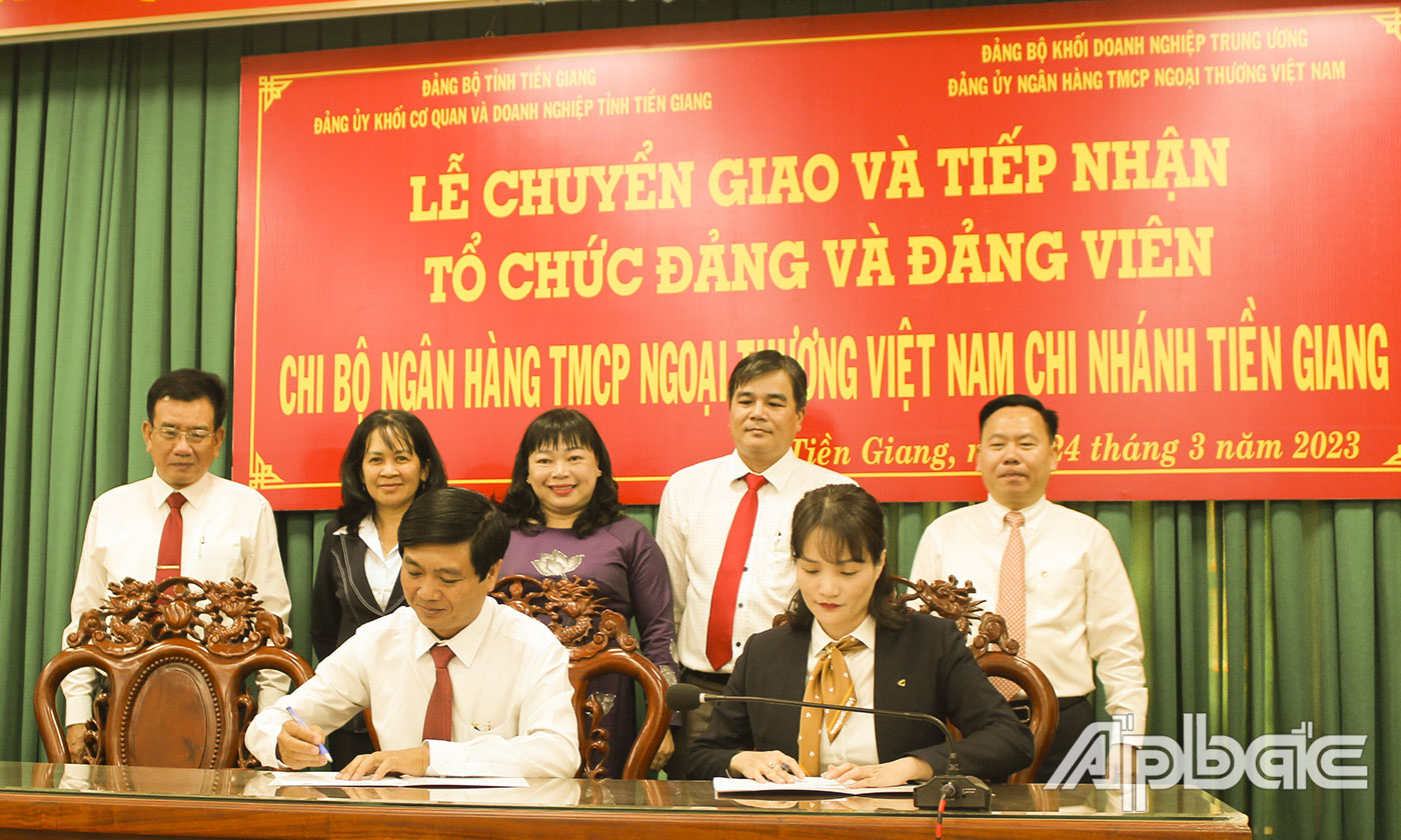 Đại diện Ban Tổ chức Đảng ủy Khối và Ban Tổ chức Đảng ủy Ngân hàng BIDV ký biên bản bàn giao