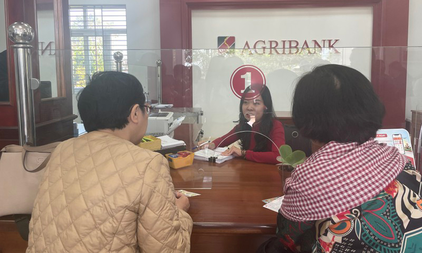 Giao dịch khách hàng tại chi nhánh ngân hàng Agribank.