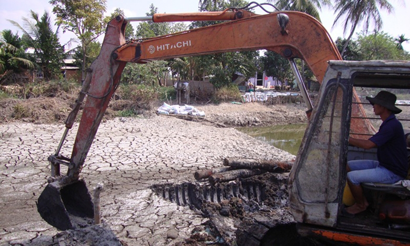 Nhiều hộ dân ở ĐBSCL chủ động nạo vét, khơi thông dòng chảy để tích trữ nước ngọt. (Ảnh: K.V) 