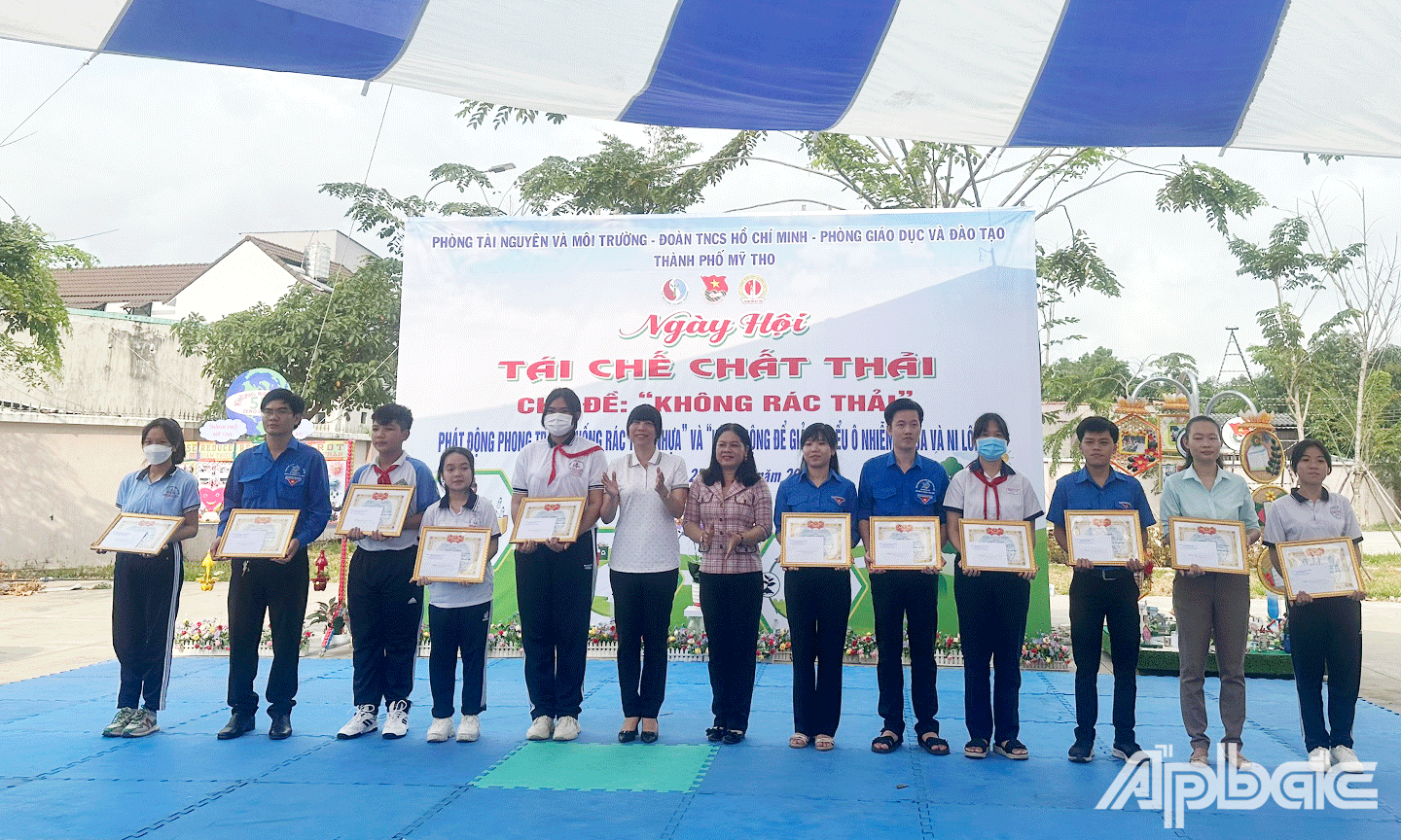 Ban tổ chức khen thưởng các cuộc thi hưởng ứng Ngày hội. 