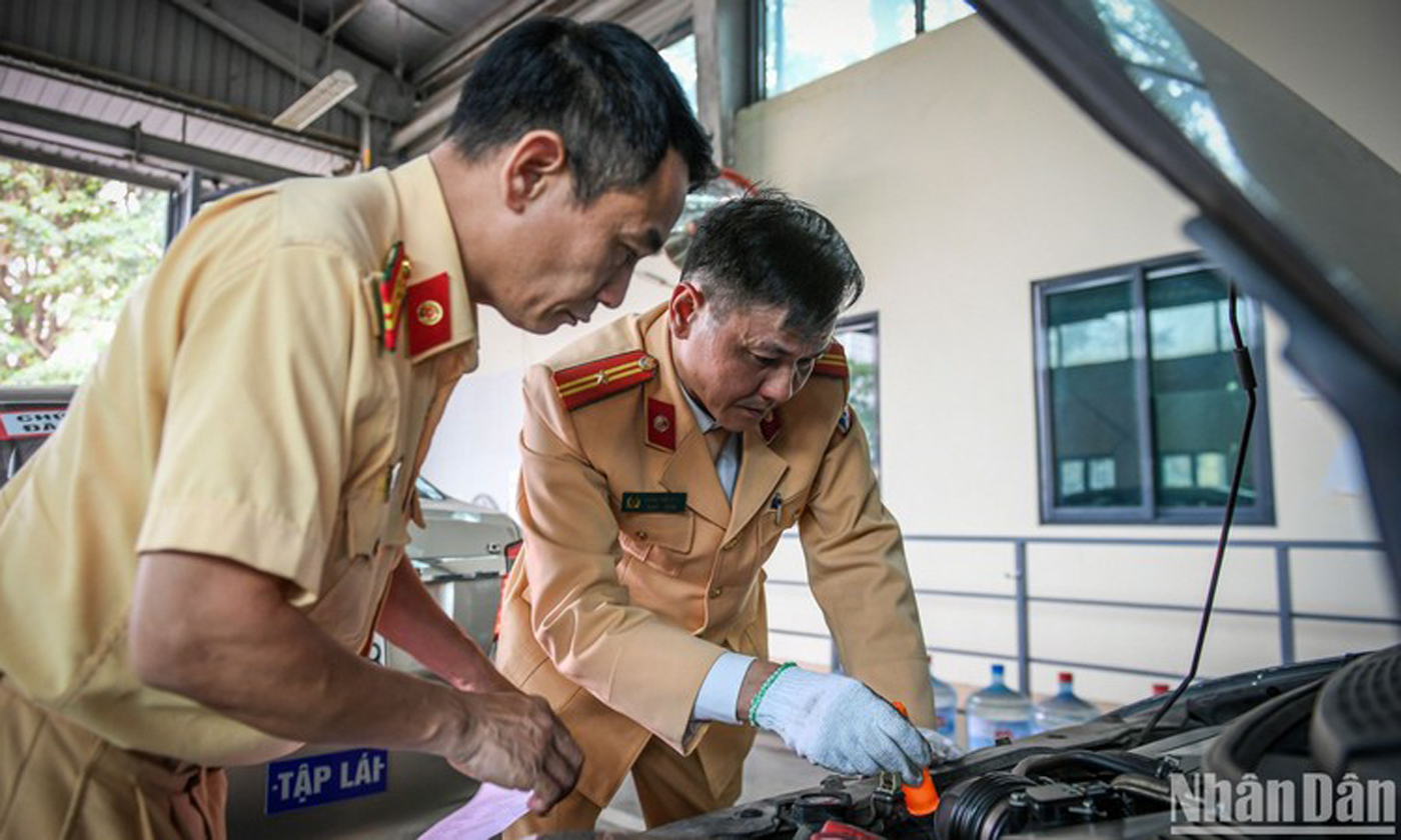 Lực lượng Cảnh sát giao thông hỗ trợ tại Trung tâm đăng kiểm 29-03S. 