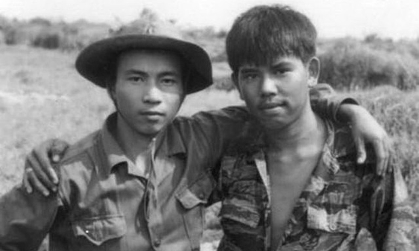 Bức ảnh Hai người lính trong bộ ảnh đoạt Giải thưởng Hồ Chí Minh của tác giả Chu Chí Thành.