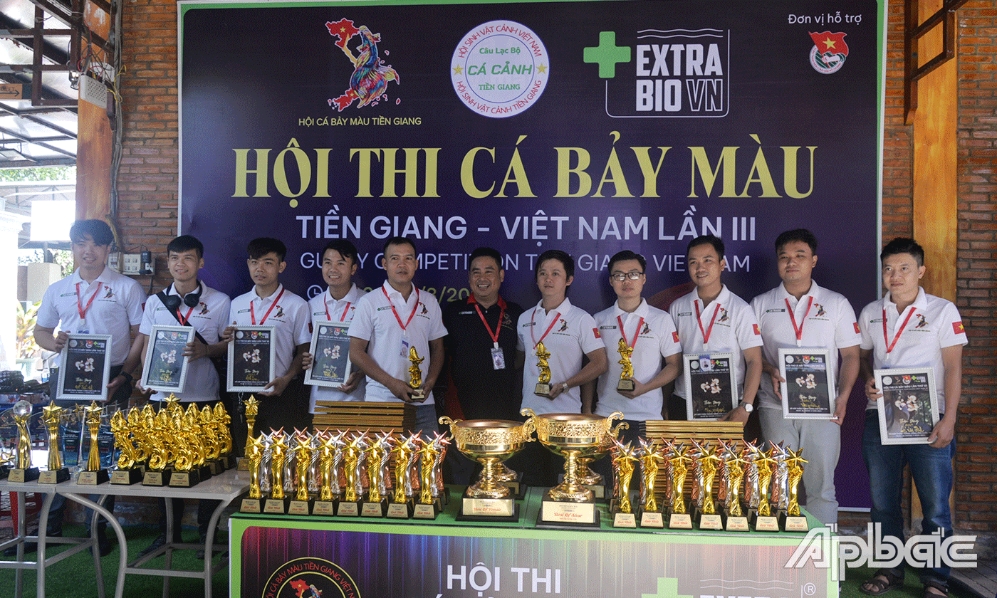 Ban tổ chức trao giải, quà lưu niệm cho ban giám khảo, nhà tài trợ.