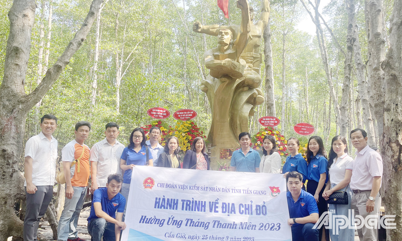 Đoàn thắp hương tại tượng đài anh hùng liệt sĩ khu căn cứ cách mạng Rừng Sác Cần Giờ