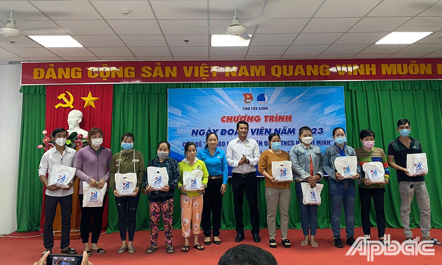 Tặng quà cho Thanh niên công nhân có hoàn cảnh khó khăn