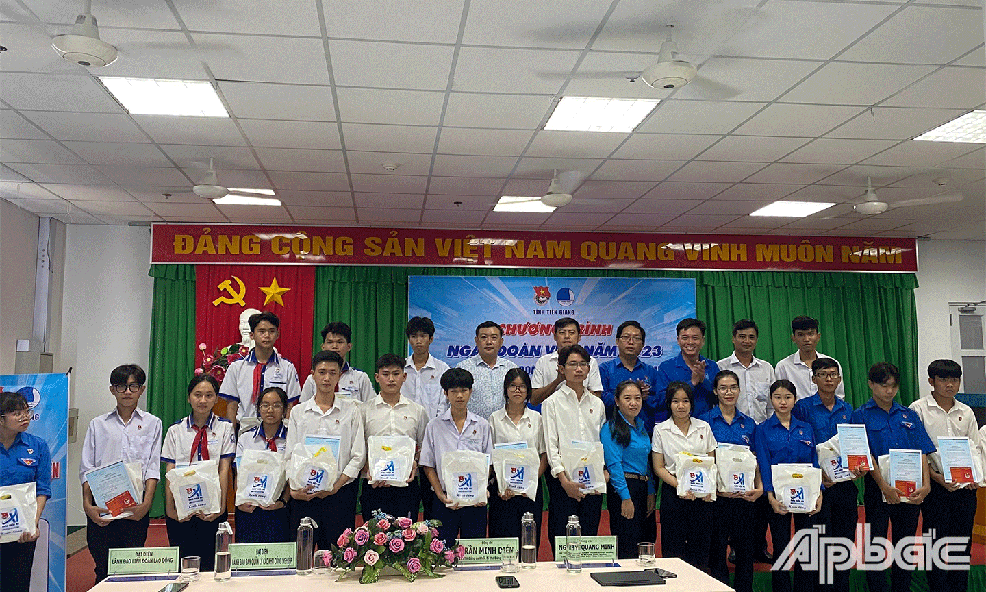 Lễ kết nạp đoàn viên mới cho 20 đoàn viên của đơn vị.