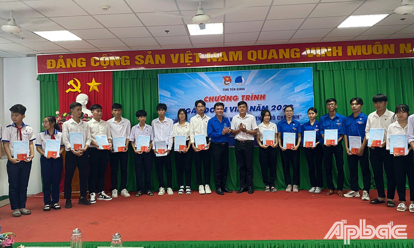 Lễ kết nạp đoàn viên mới cho 20 đoàn viên của đơn vị. 