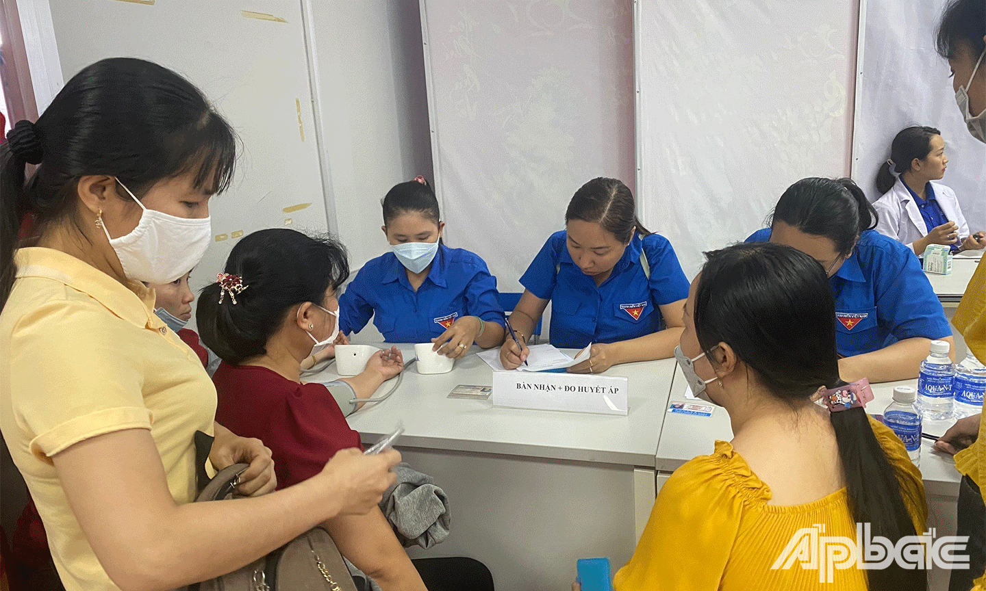 khám bệnh, cấp phát thuốc miễn phí và tặng quà cho Thanh niên công nhân có hoàn cảnh khó khăn