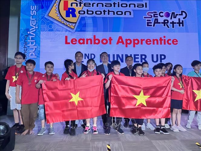 Bộ trưởng Bộ Khoa học Công nghệ và Đổi mới Malaysia, Chang Lih Kang chụp ảnh kỷ niệm cùng đội tuyển Việt Nam. Ảnh: TTXVN