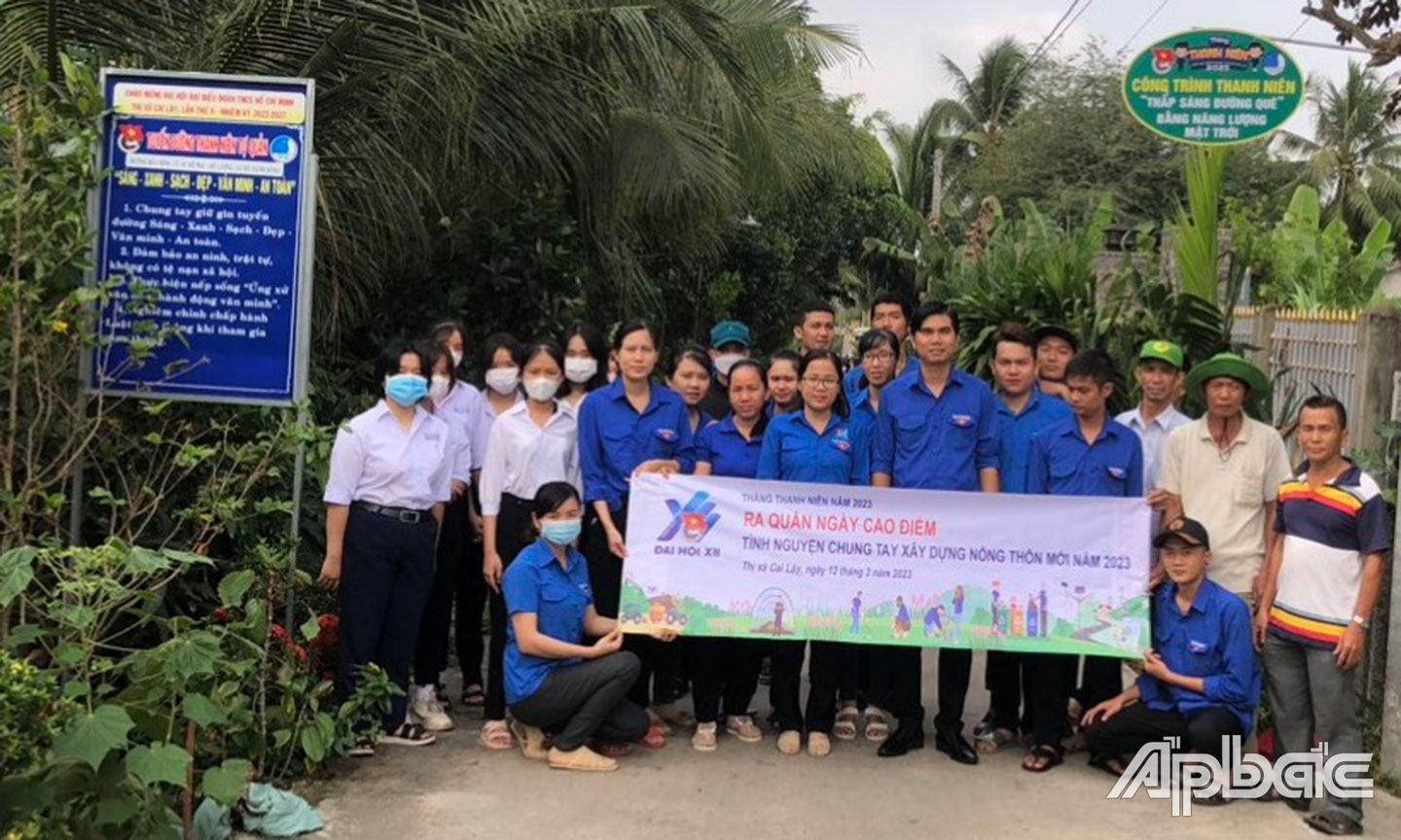 Ra quân Ngày cao điểm chung tay xây dựng nông thôn mới tại xã Mỹ Hạnh Đông.