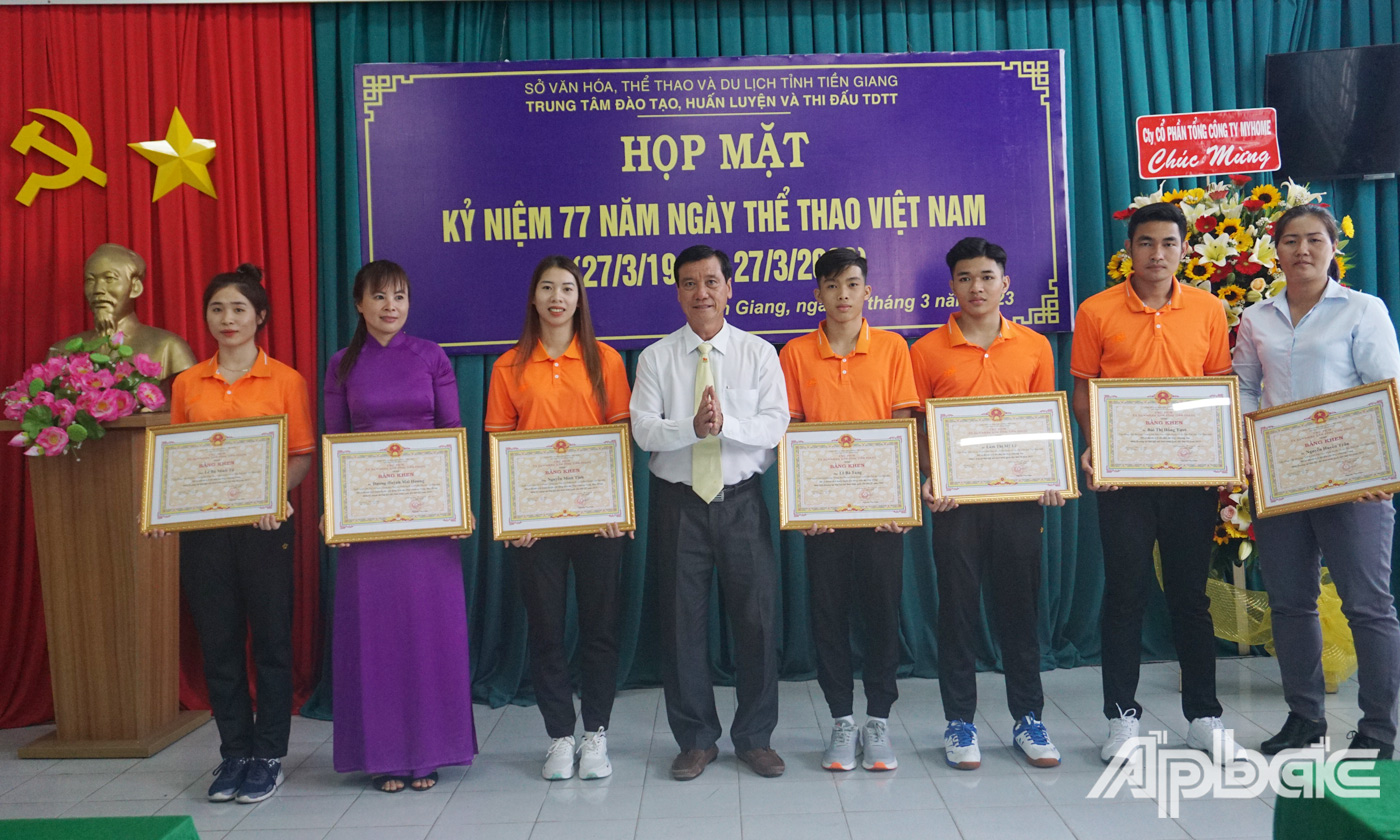 Đồng chí Nguyễn Thị Kim Chi và Trần Phát Tài trao Bằng khen của Chủ tịch UBND tỉnh Tiền Giang cho các cá nhân và tập thể đã thi đấu xuất sắc đoạt được nhiều huy chương vàng, bạc, đồng tại các kỳ thi đấu TDTT Quốc gia và Quốc tế và hoàn thành xuất sắc nhiệm vụ 2 năm 2021 – 2022.