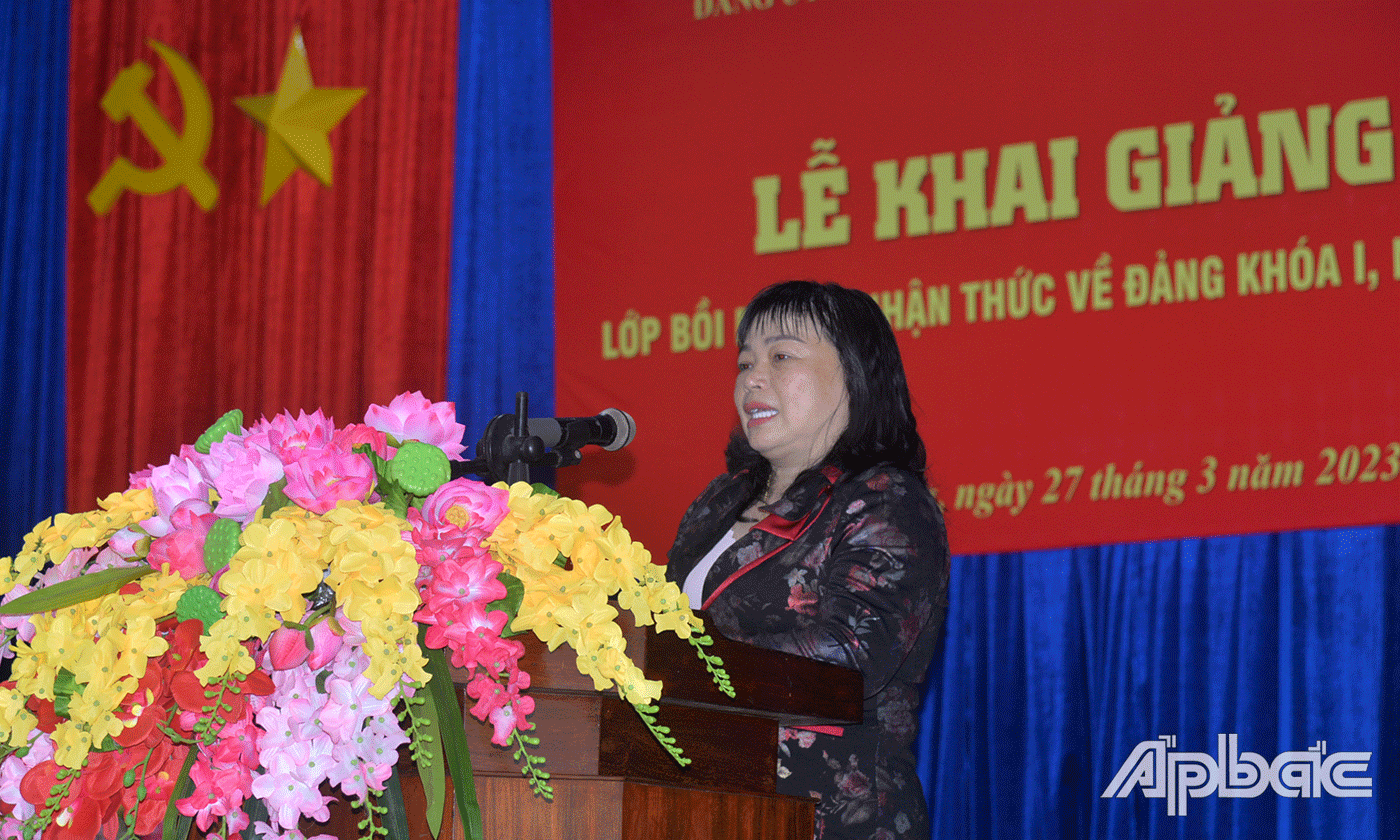 Bí thư Đảng uỷ Khối Thái Ngọc Bảo Trâm phát biểu tại lễ khai giảng.