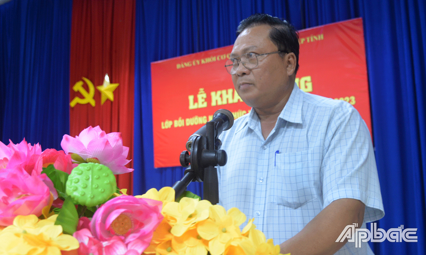 Trưởng Ban Tuyên giáo Đảng uỷ Khối Võ Văn Dũng thông qua Quyết định mở lớp và quy chế lớp bồi dưỡng.