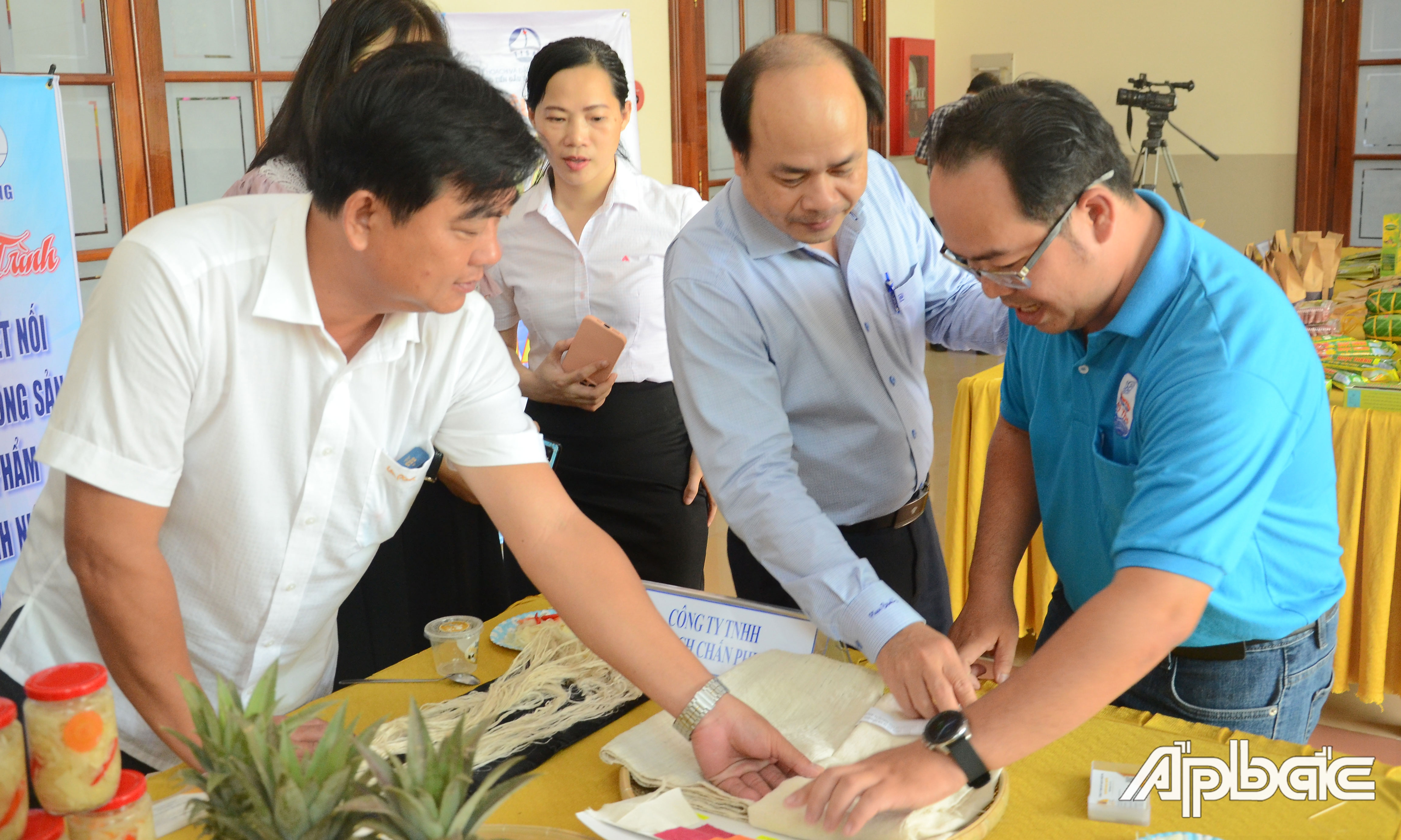 Đại biểu tham quan trưng bày các sản phẩm khởi nghiệp.