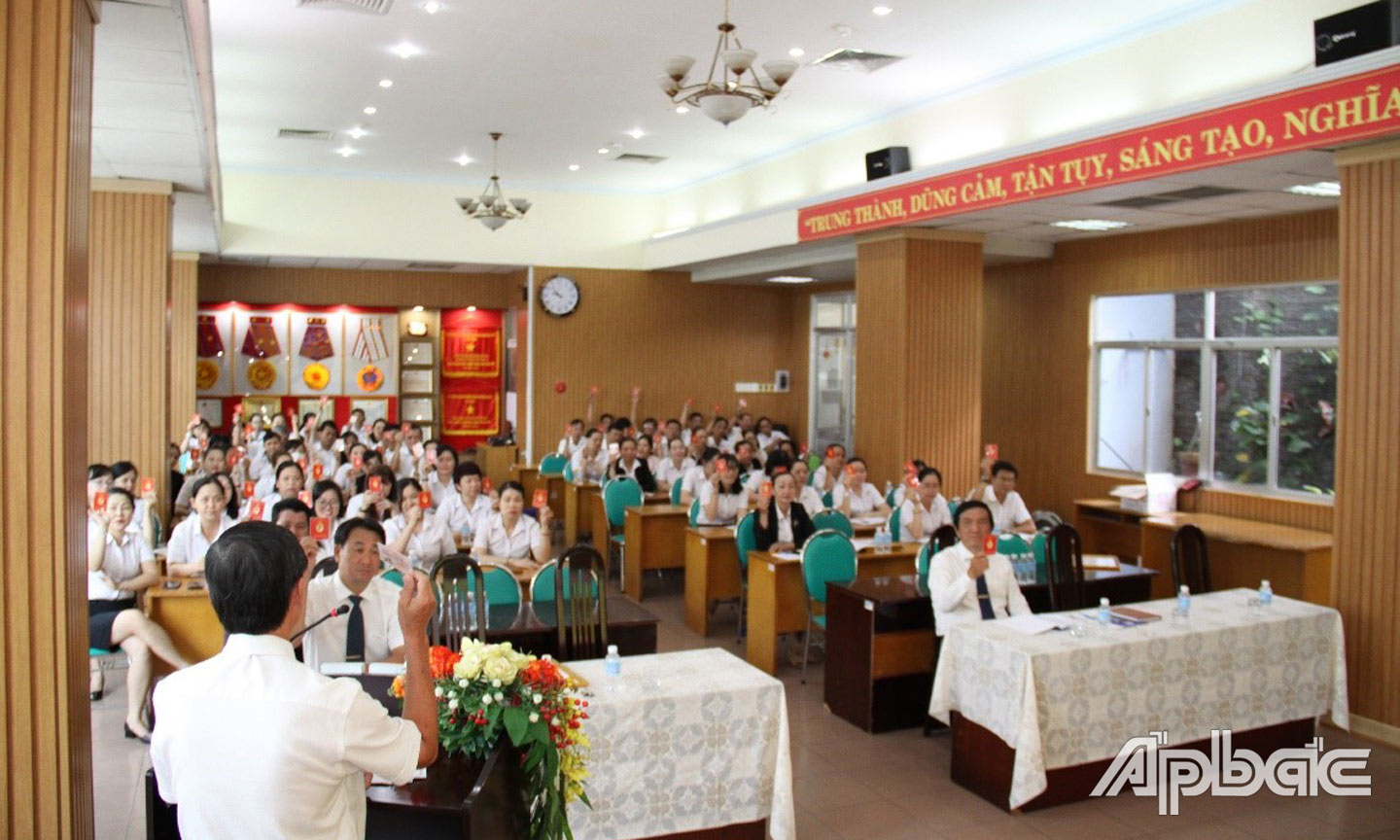 Các đảng viên biểu quyết các chỉ tiêu trong năm 2023.