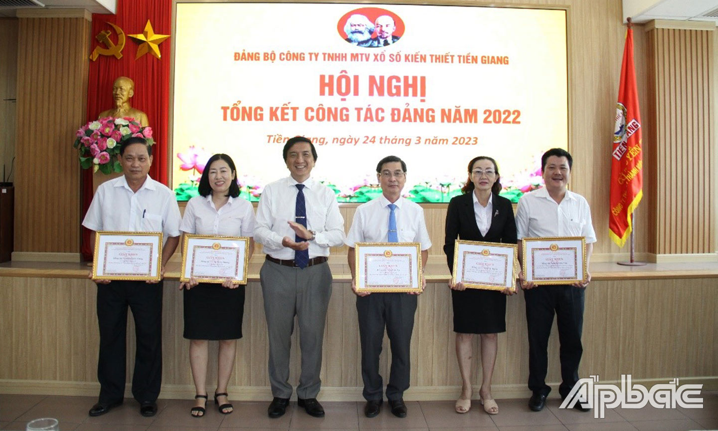 Ông Nguyễn Minh Hiếu, Phó Bi thư Đảng ủy, Chủ tịch Công ty trao Giấy khen cho các cá nhân đạt thành tích hoàn thành xuất sắc nhiệm vụ.