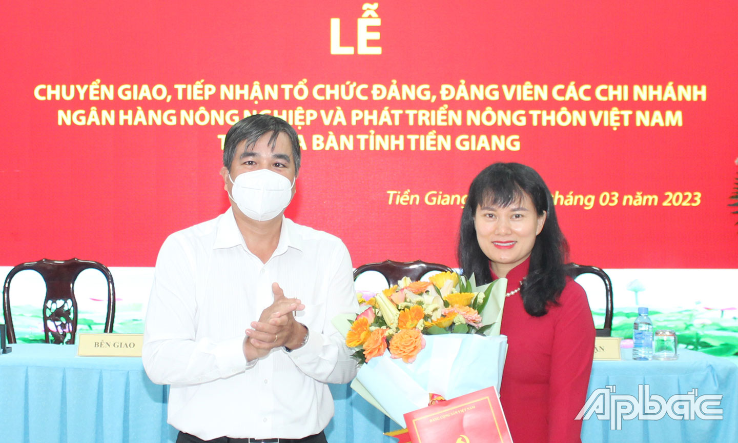 Đ/c Đỗ Quốc Chương, Phó Trưởng Ban Tổ chức Tỉnh ủy trao Quyết định chuyển giao tổ chức Đảng và các đảng viên cho đ/c Phùng Thị Bình, Ủy viên BCH Đảng bộ Agribank