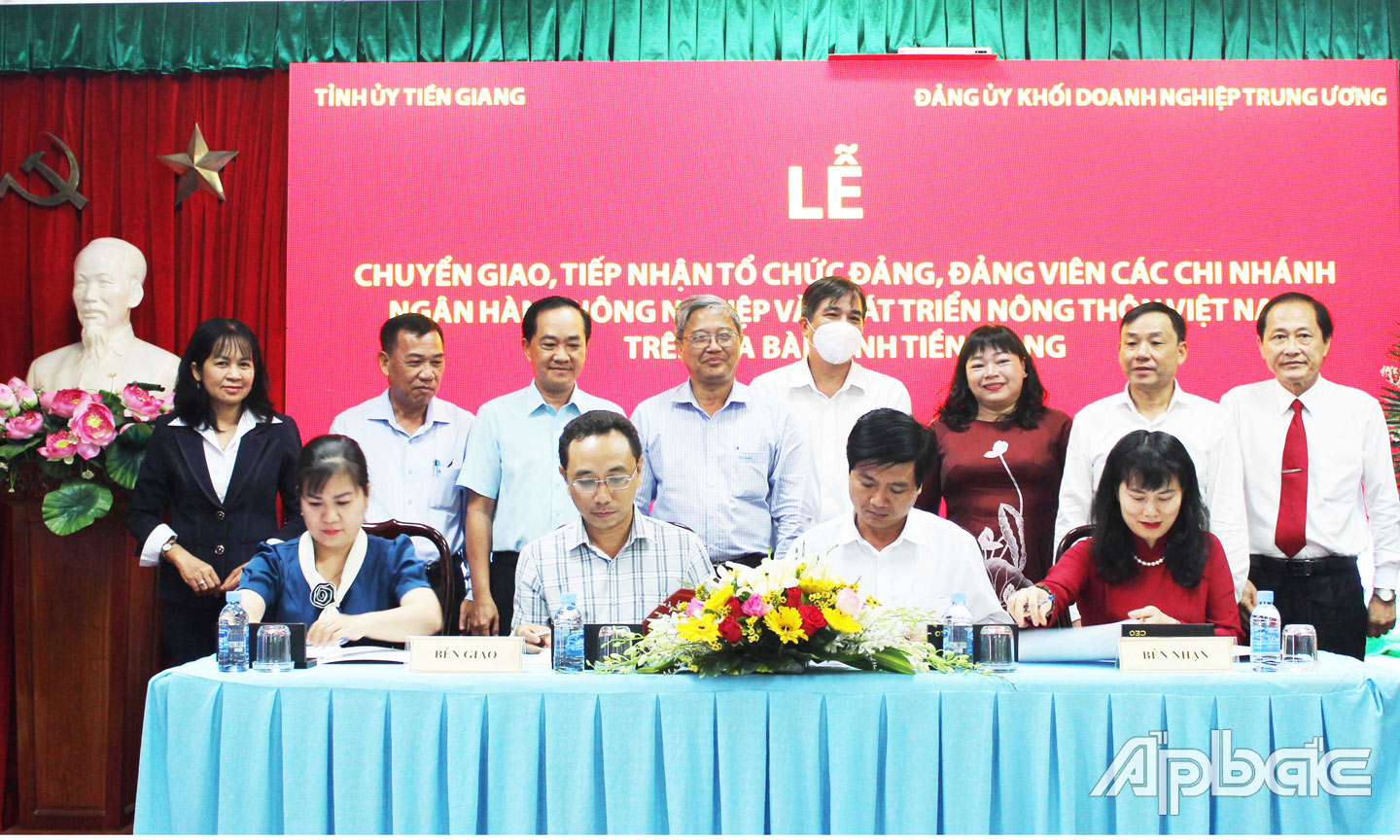 Đại diện huyện, thành, thị ủy ký bàn giao với đại diện Đảng bộ Agribank.