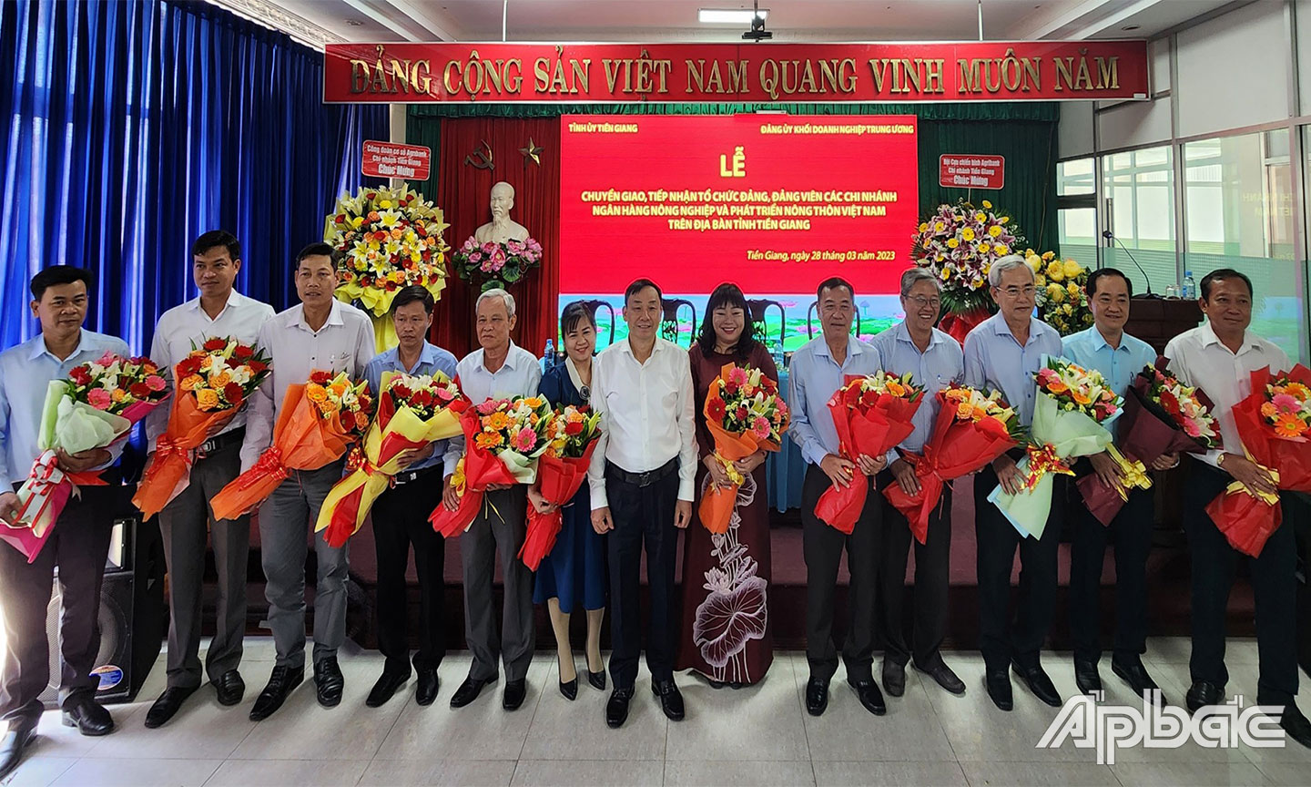 Đ/c  Hồ Văn Sơn, Thành viên HĐTV Agribank tặng hoa cho các đồng chí là lãnh đạo Đảng ủy Khối, huyện, thành, thị ủy.
