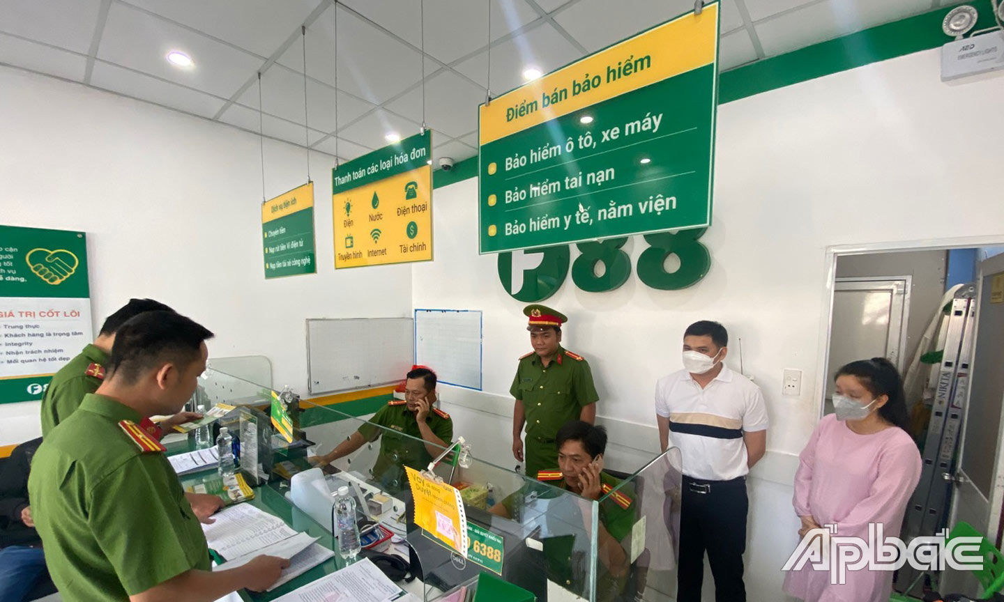 Lực lượng công an kiểm tra một trong các trụ sở cho vay F88 trên địa bàn  tỉnh Tiền Giang.