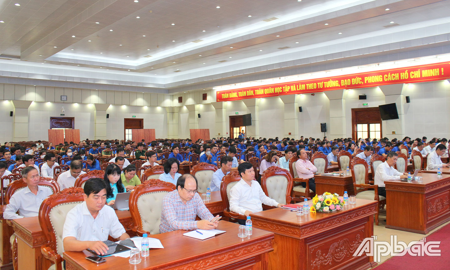 Các đại biểu đến tham dự.