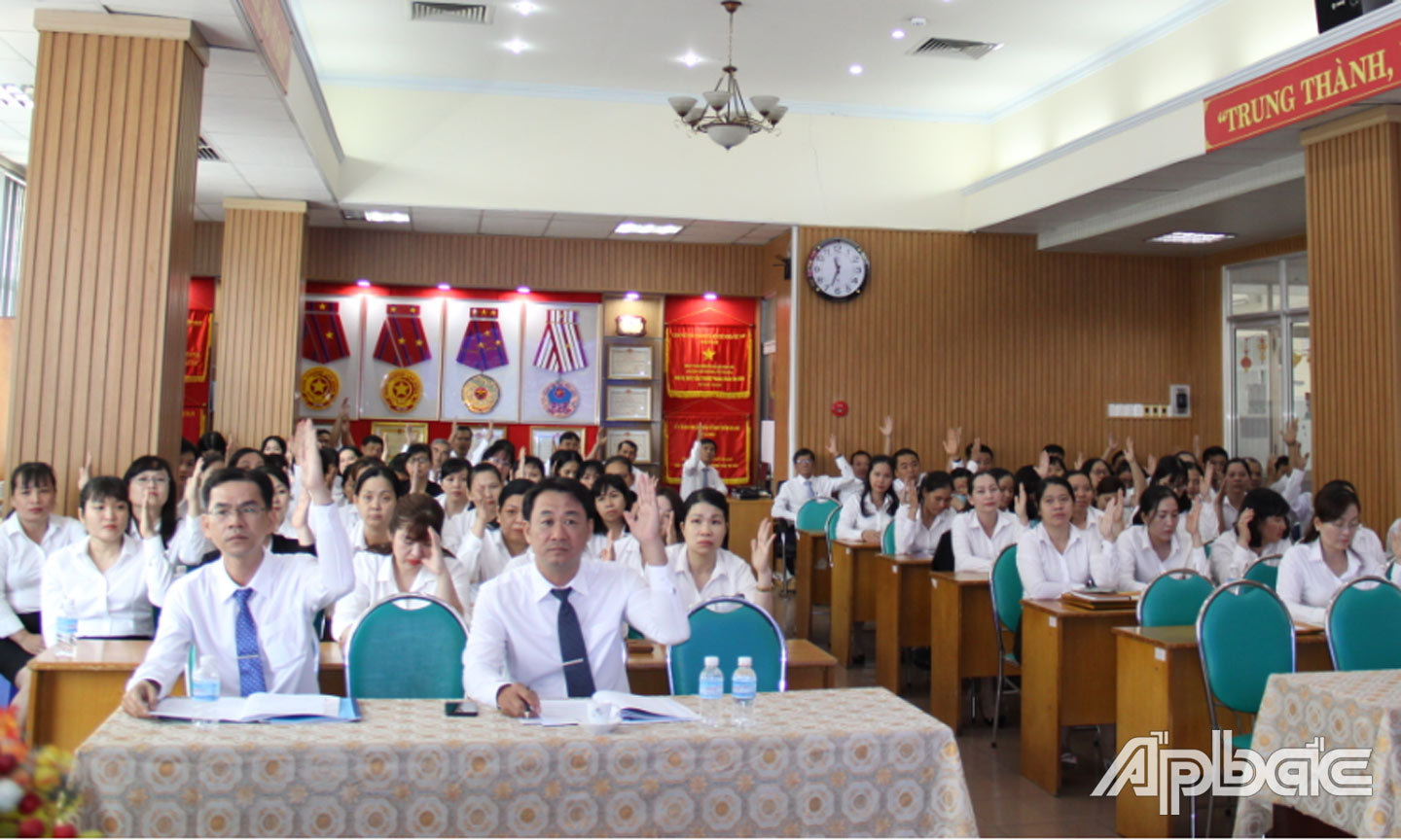 Tập thể người lao động biểu quyết thông qua Nghị quyết Hội nghị.