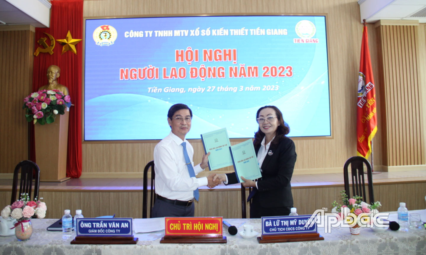 Ông Trần Văn An, đại diện người sử dụng lao động và bà Lữ Thị Mỹ Duyên, Chủ tịch CĐCS Công ty, đại diện tập thể người lao động ký kết Thỏa ước lao động tập thể năm 2023.