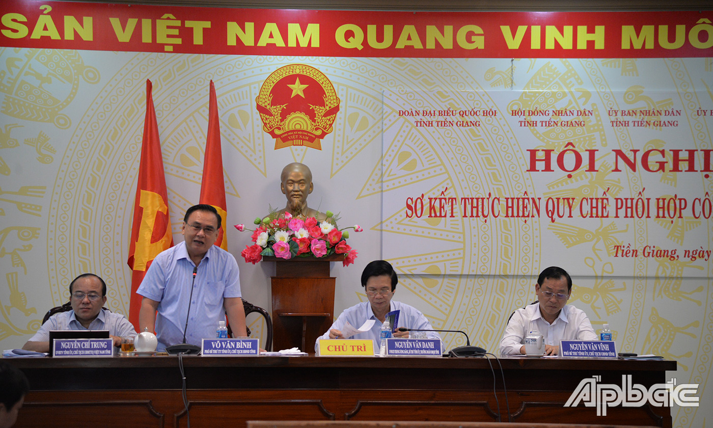 Đồng chí Võ Văn Bình điều hành thảo luận