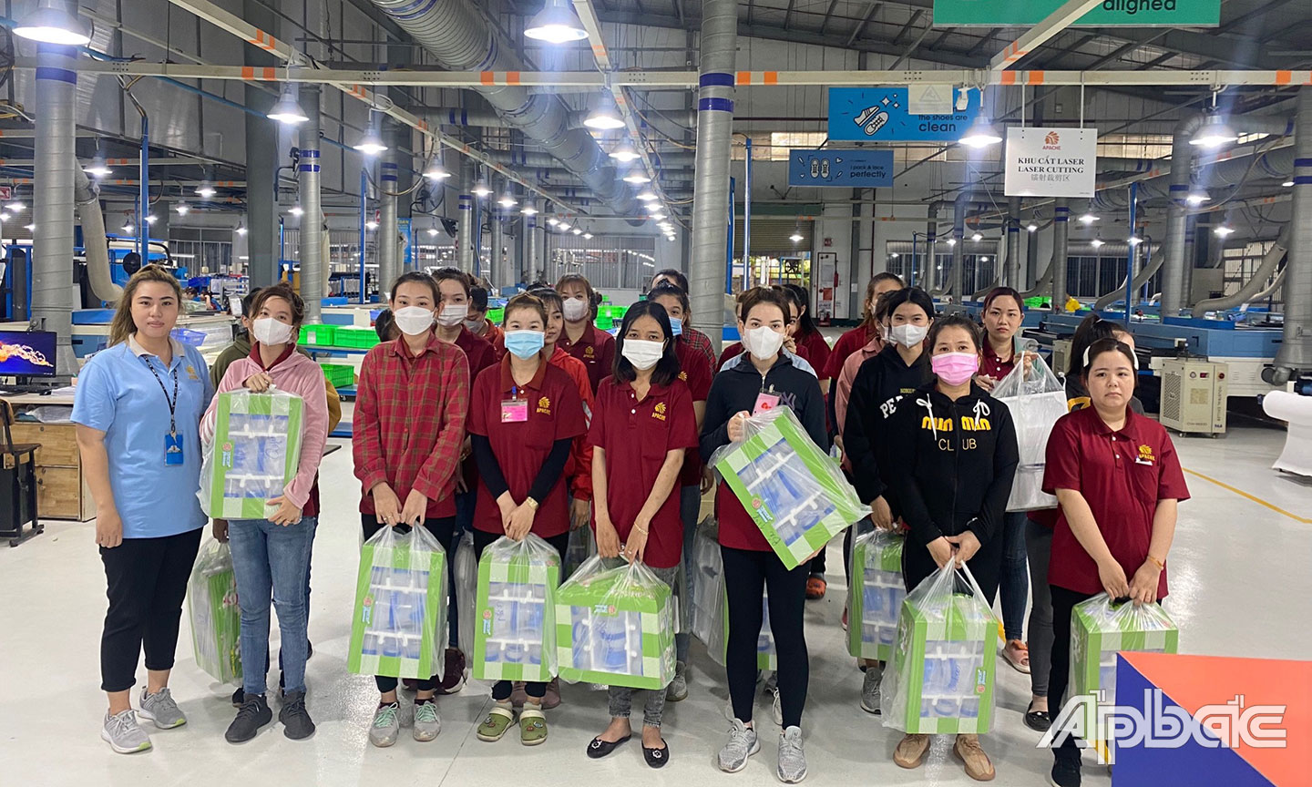CĐCS Công ty TNHH Giày Apache Việt Nam tặng quà cho LĐN dịp kỷ niệm Ngày Quốc tế Phụ nữ 8-3.