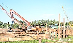 Tháo dỡ cừ thép ngăn mặn trên kinh Nguyễn Tấn Thành