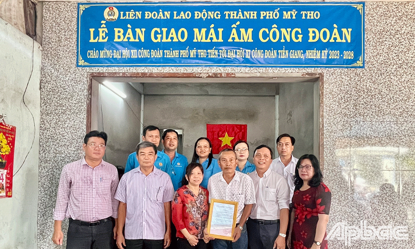 Trao Mái ấm Công đoàn cho anh Nguyễn Thế Hùng
