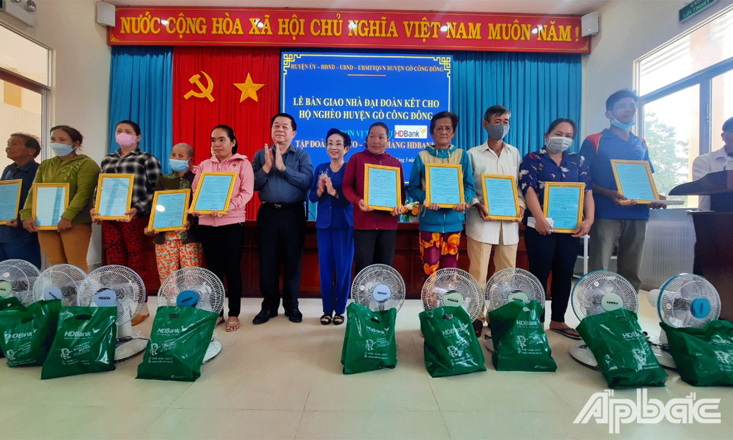 Lễ bàn giao nhà Đại đoàn kết cho hộ nghèo tại huyện Gò Công Đông