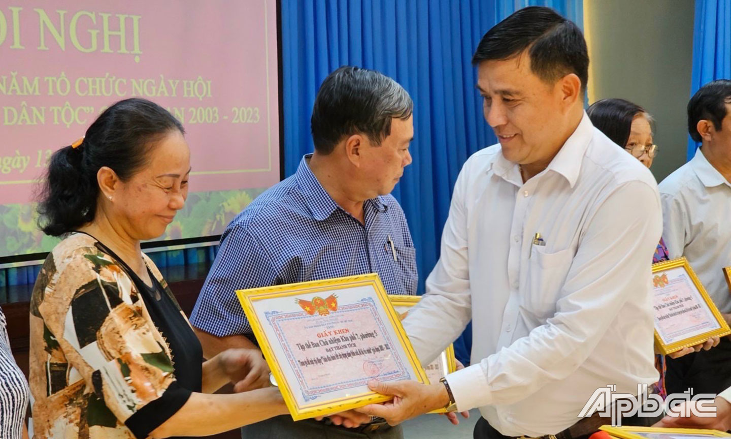 Đồng chí Diệp Chánh Thanh trao khen thưởng cho các tập thể, cá nhân có nhiều đóng góp tích cực cho Ngày hội.