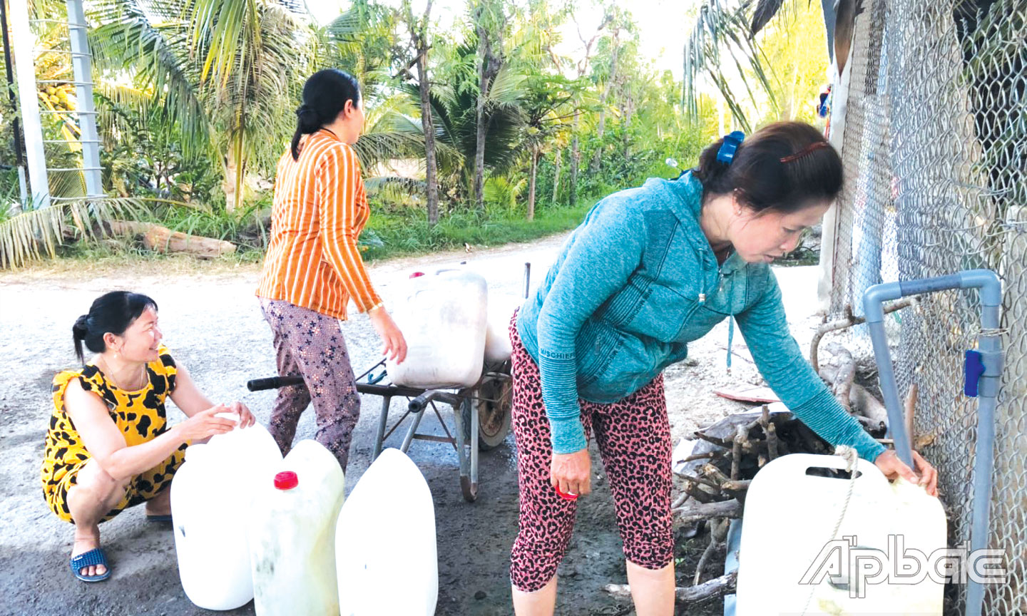 Người dân đến lấy nước miễn phí tại vòi nước công cộng ở huyện Gò Công Đông.