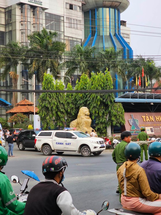 Lực lượng công an tại hiện trường. Ảnh: TRUNG DŨNG