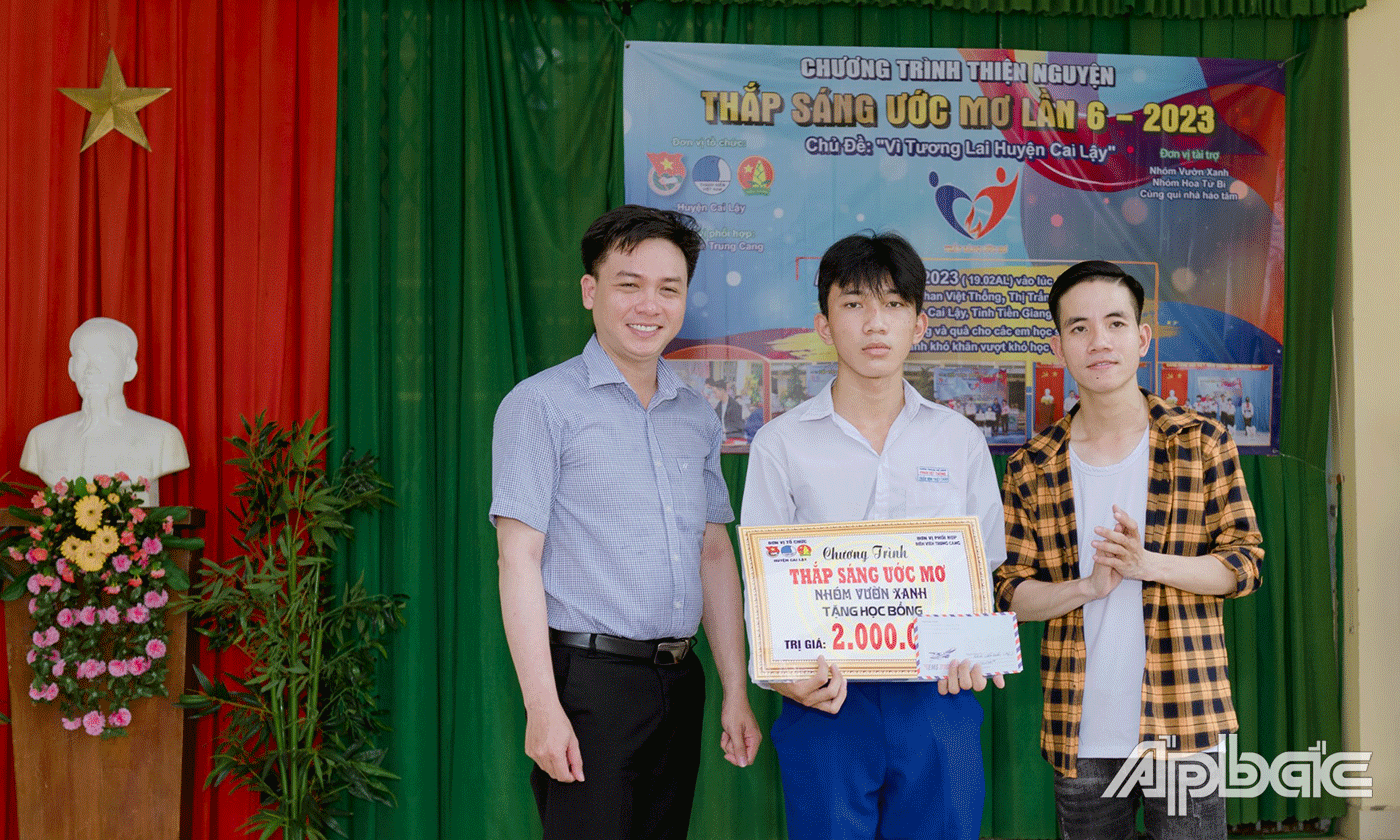 Trao học bổng cho cho các em.