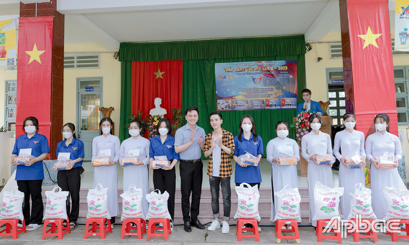 Trao học bổng cho cho các em.