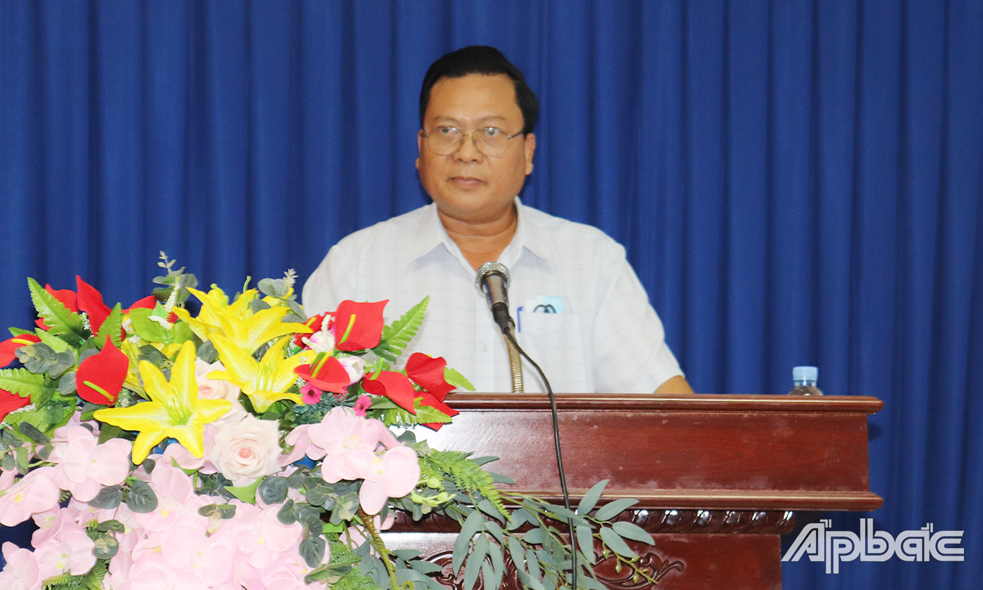 Trưởng Ban Tuyên giáo Đảng ủy Khối Võ Văn Dũng thông qua Quyết định mở lớp và quy chế lớp bồi dưỡng.