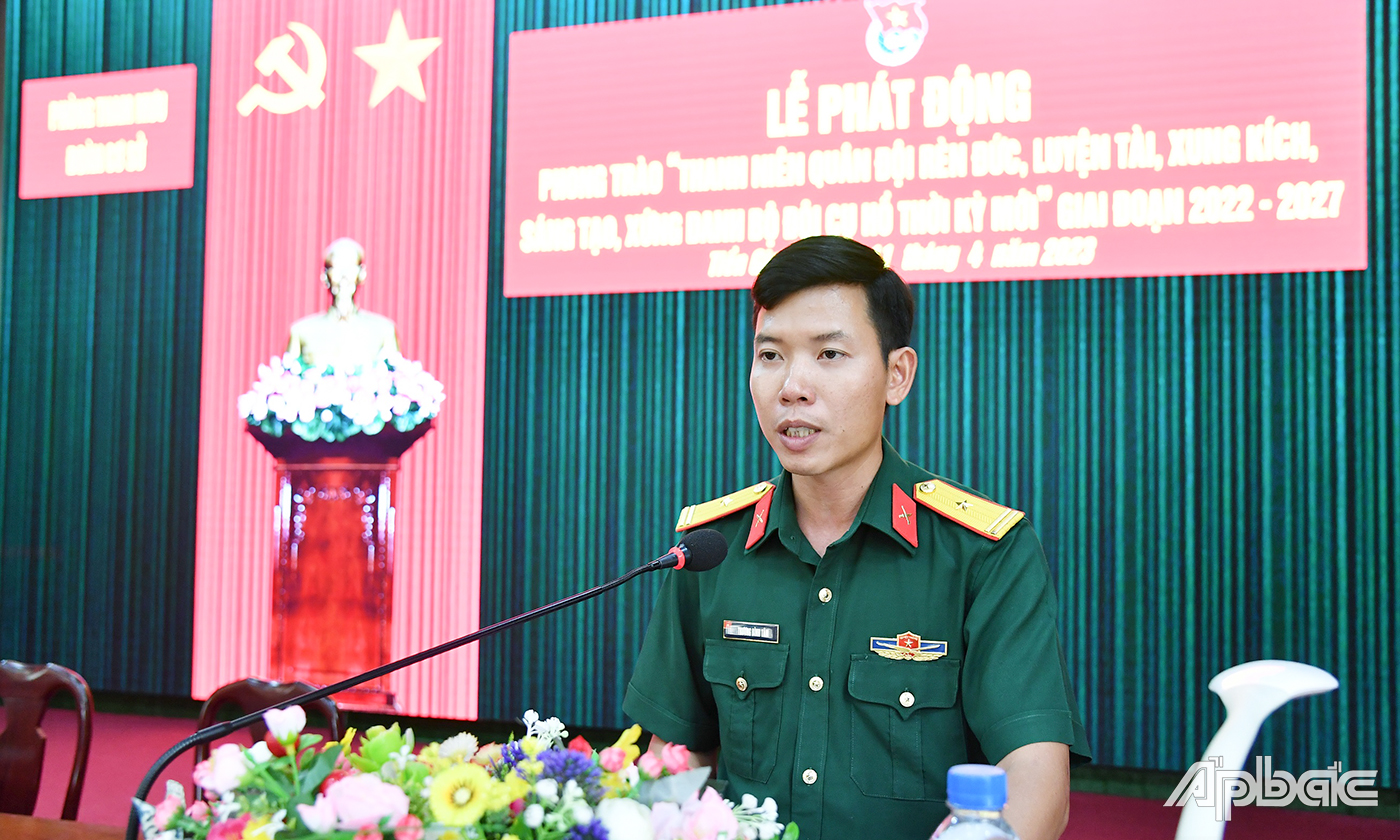 Thiếu tá Trương Bình Tâm, Phó Bí thư Đoàn cơ sở Phòng Tham mưu phát động phong trào.