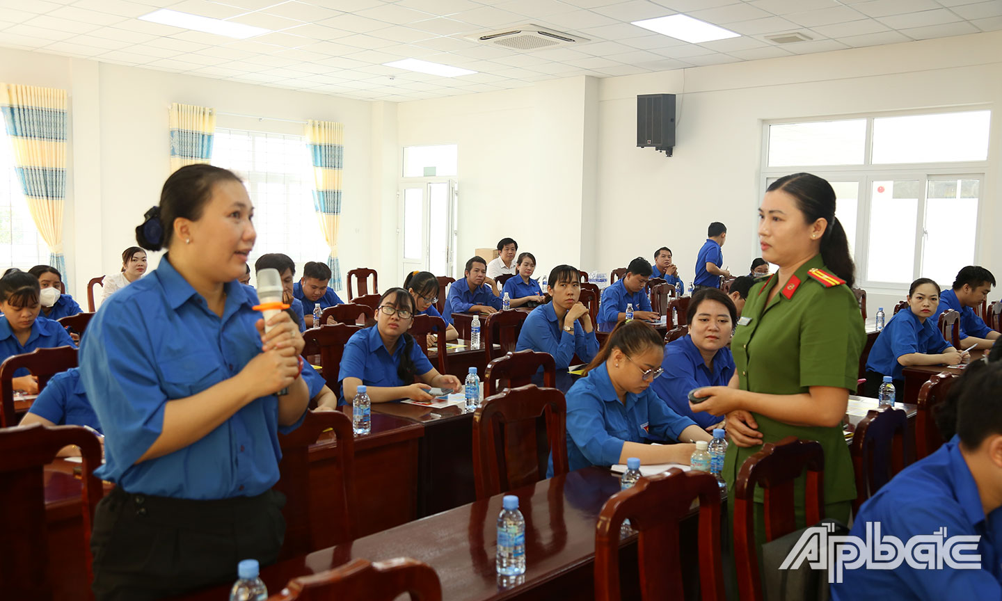 Sôi nổi trao đổi thảo luận các vấn đề tác hại của ma tuý.