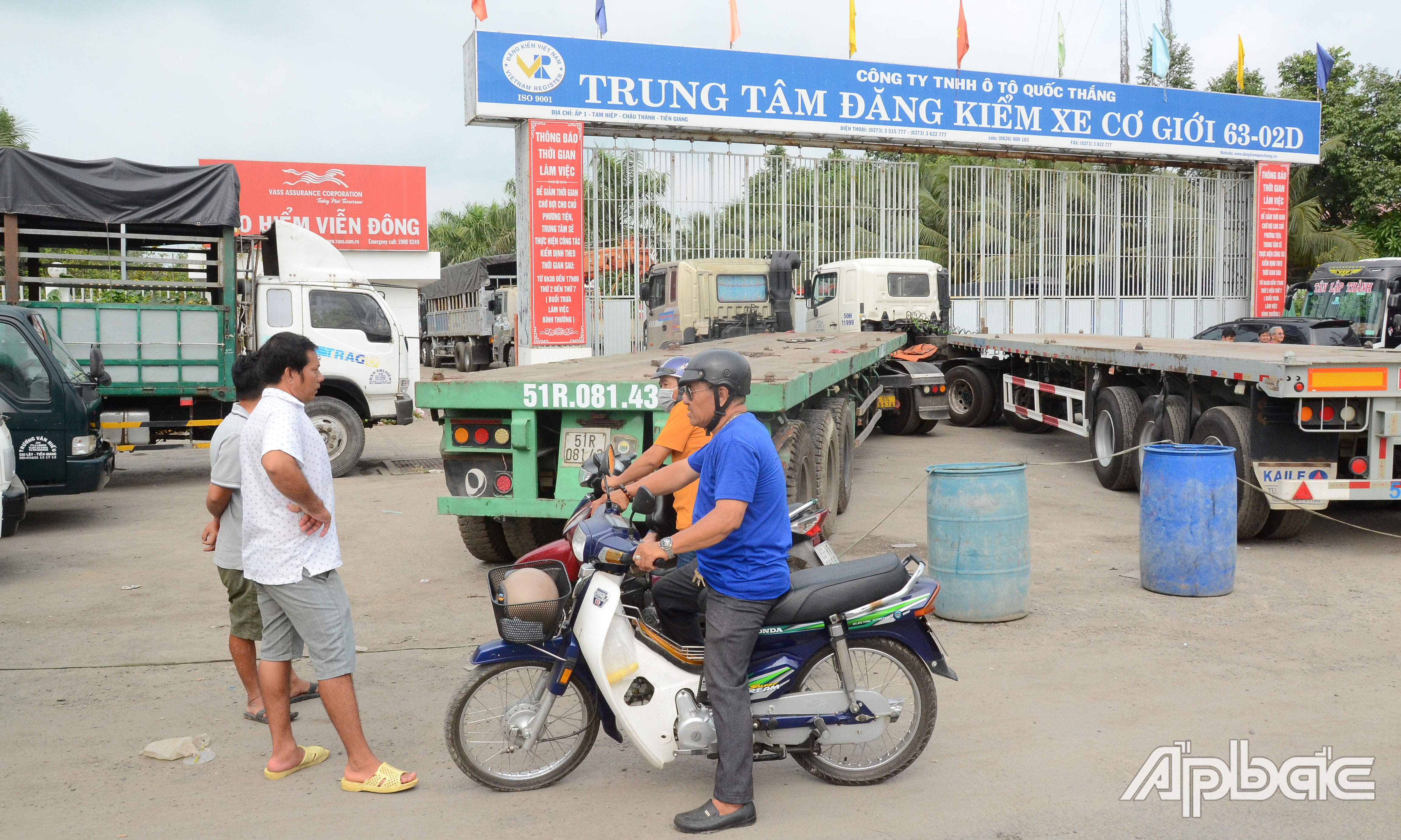 Các phương tiện đến đăng kiểm ùn ứ tại Trung tâm Đăng kiểm xe cơ giới 63-02D.