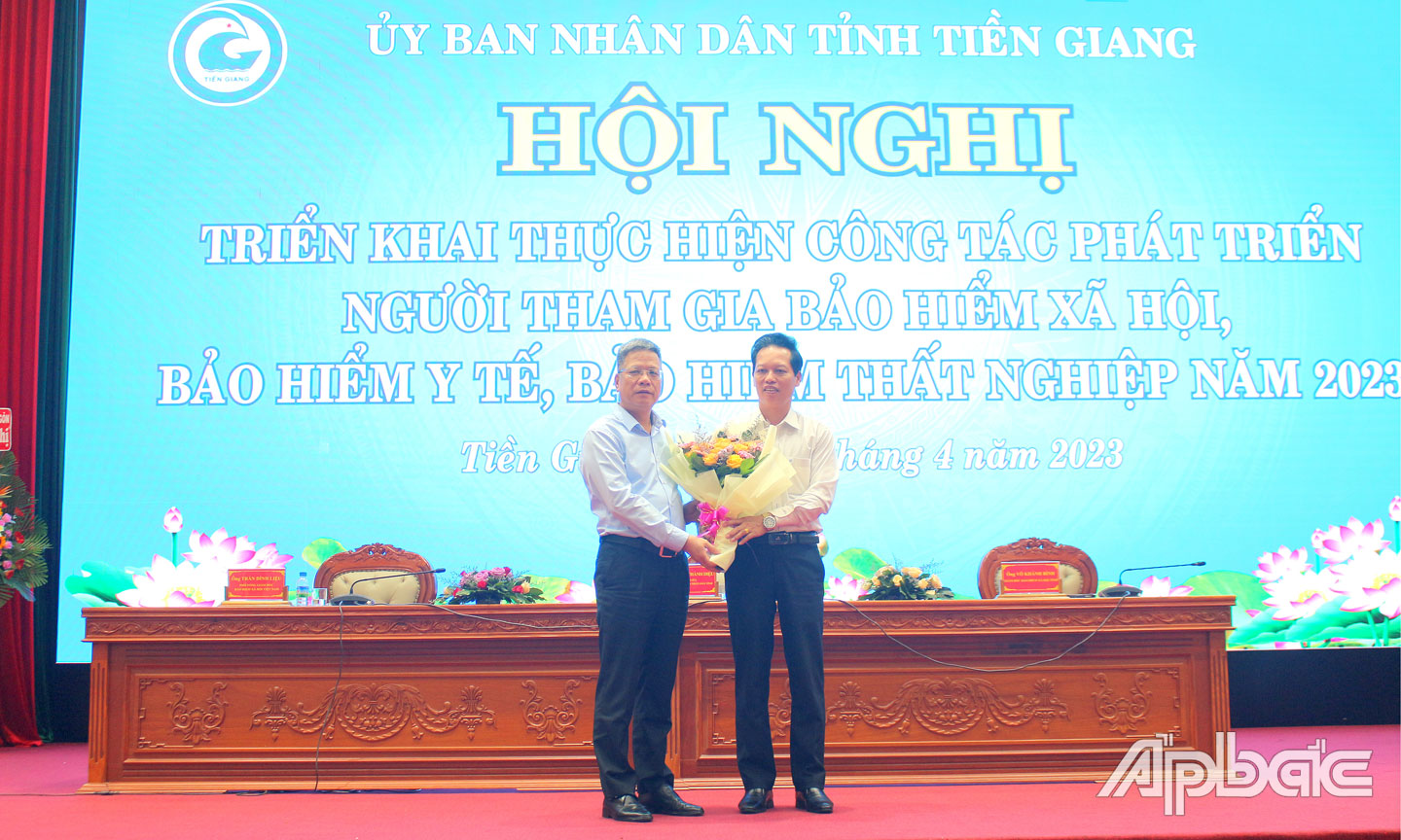 BHXH Việt Nam gửi hoa chúc mừng UBND tỉnh Tiền Giang.